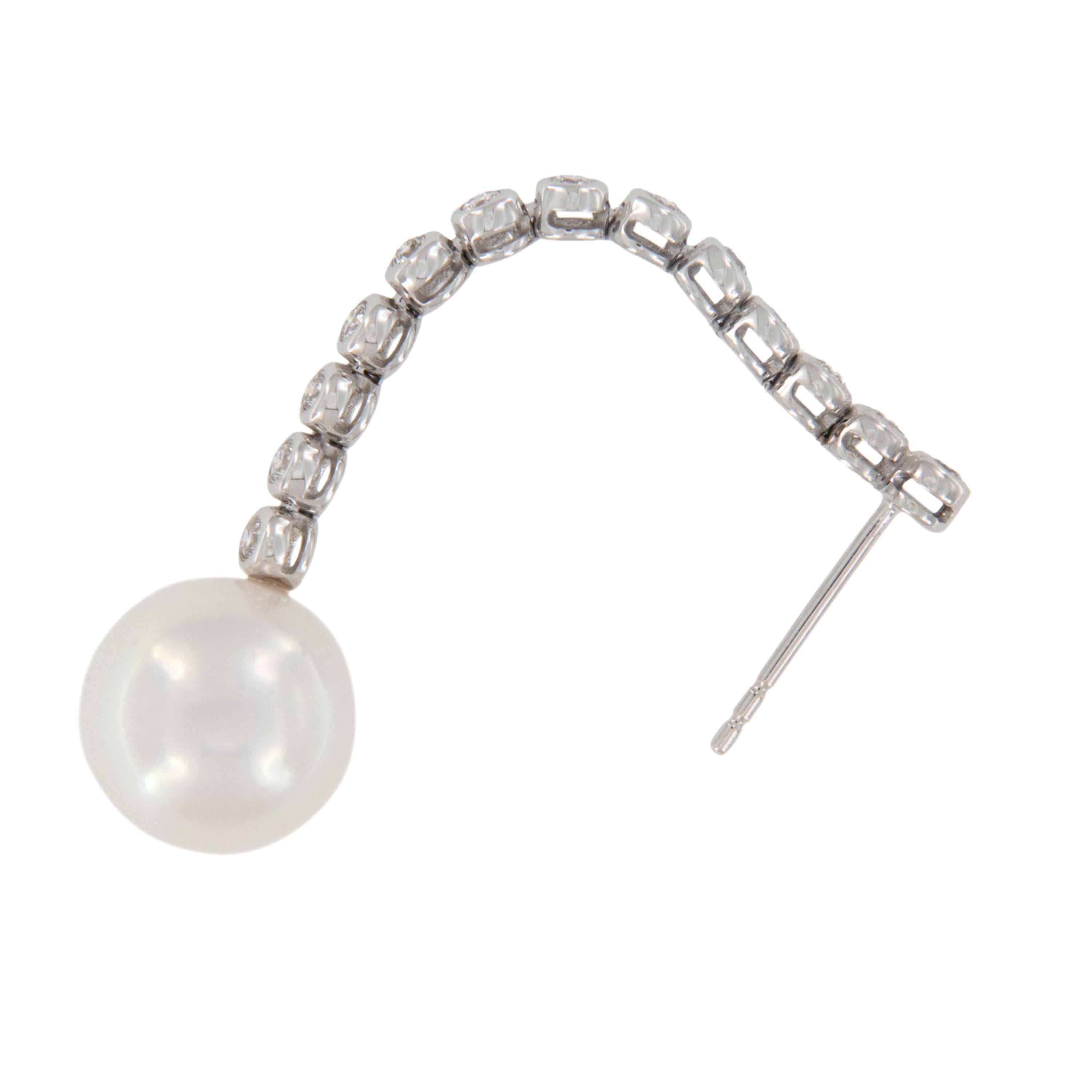 Contemporaneo Orecchini a goccia in oro bianco 14 carati con perle bianche da 10,55 mm e diamanti da 0,50 Ctw in vendita
