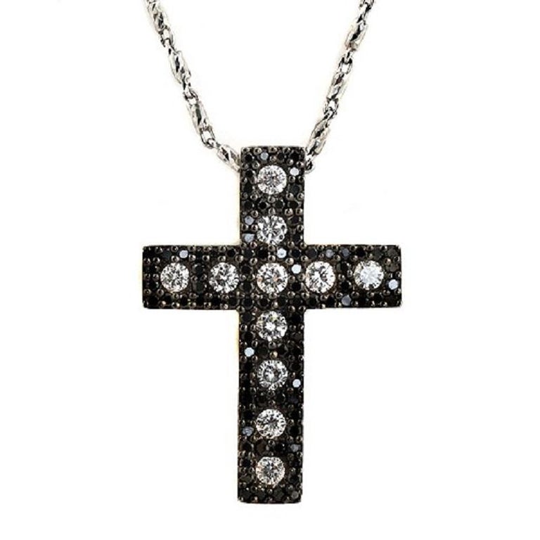 14 Karat White Gold 1.15 Carat White and Black Diamonds Cross Necklace For Sale at 1stdibs
