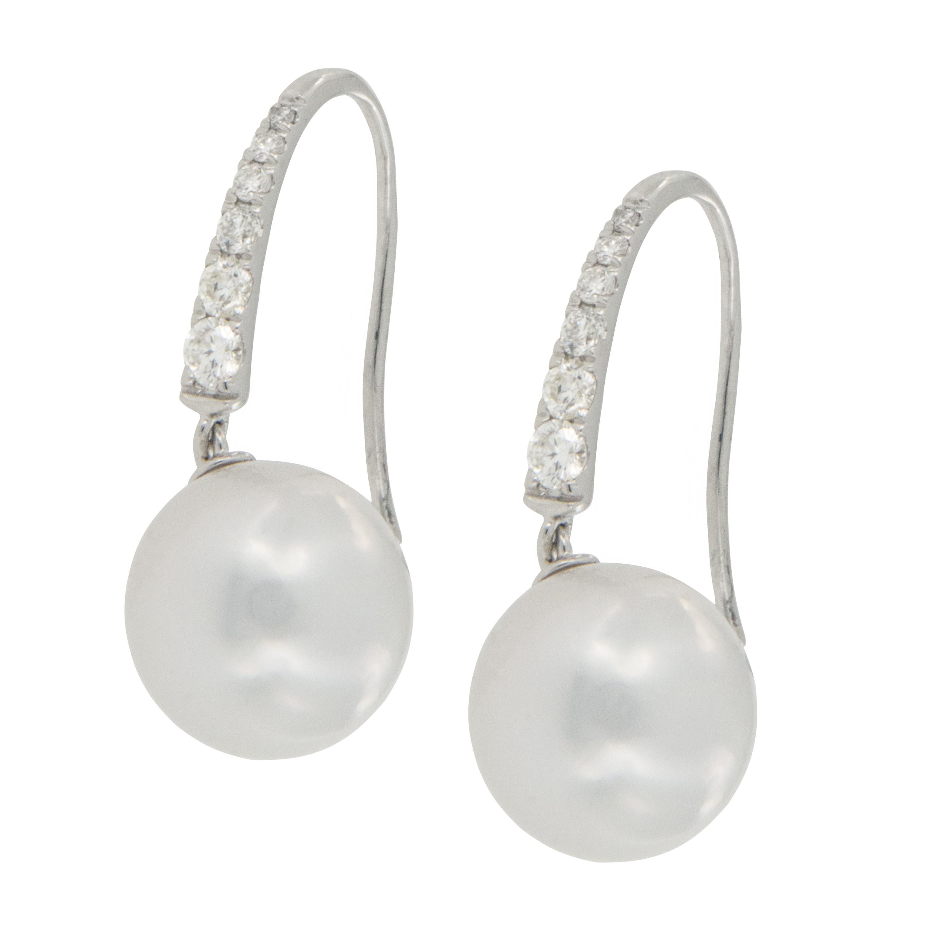 Can you say CLASSIC?! These perfectly matched white pearls from the South Sea are beautifully paired with 0.26 graduated fine diamonds on top. Perfect for your special wedding day, every day or evening. Complimentary signature wrapping &