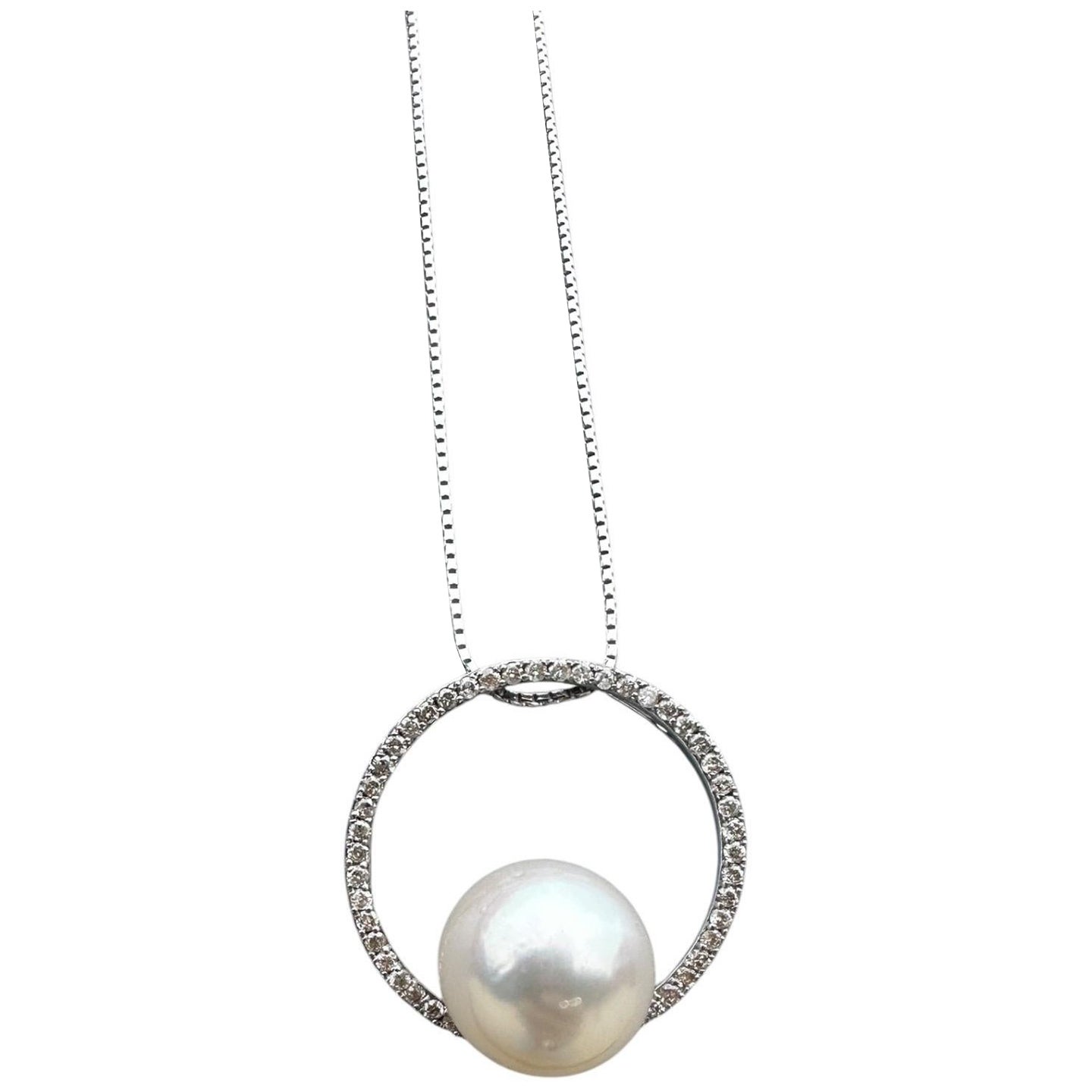 Pendentif en or blanc 14 carats avec une perle des mers du Sud de 13 mm et un cercle de diamants de 0,75 ct