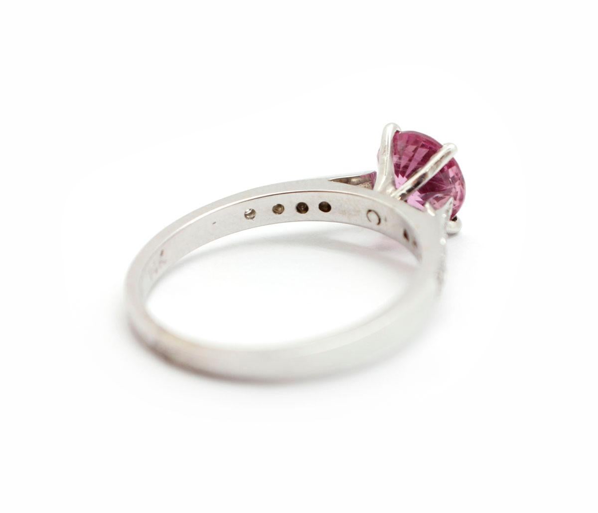 Anello in oro bianco 14 carati, zaffiro rosa incandescente da 1,42 carati e diamante da 0,08 carati In condizioni Nuovo in vendita a Scottsdale, AZ