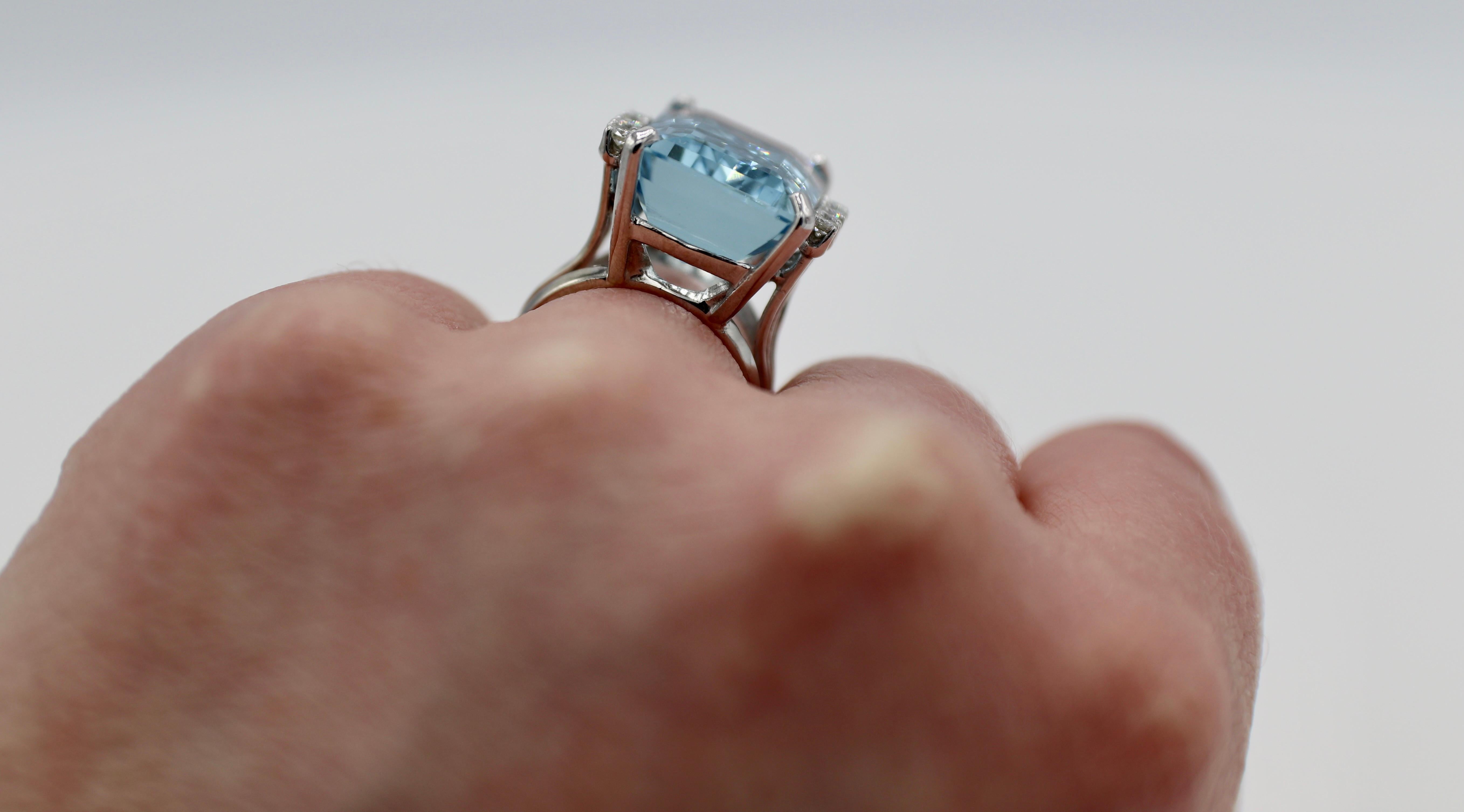 14 Karat White Gold 15 Carat Aquamarine and Diamond Cocktail Ring  In Excellent Condition In  Baltimore, MD