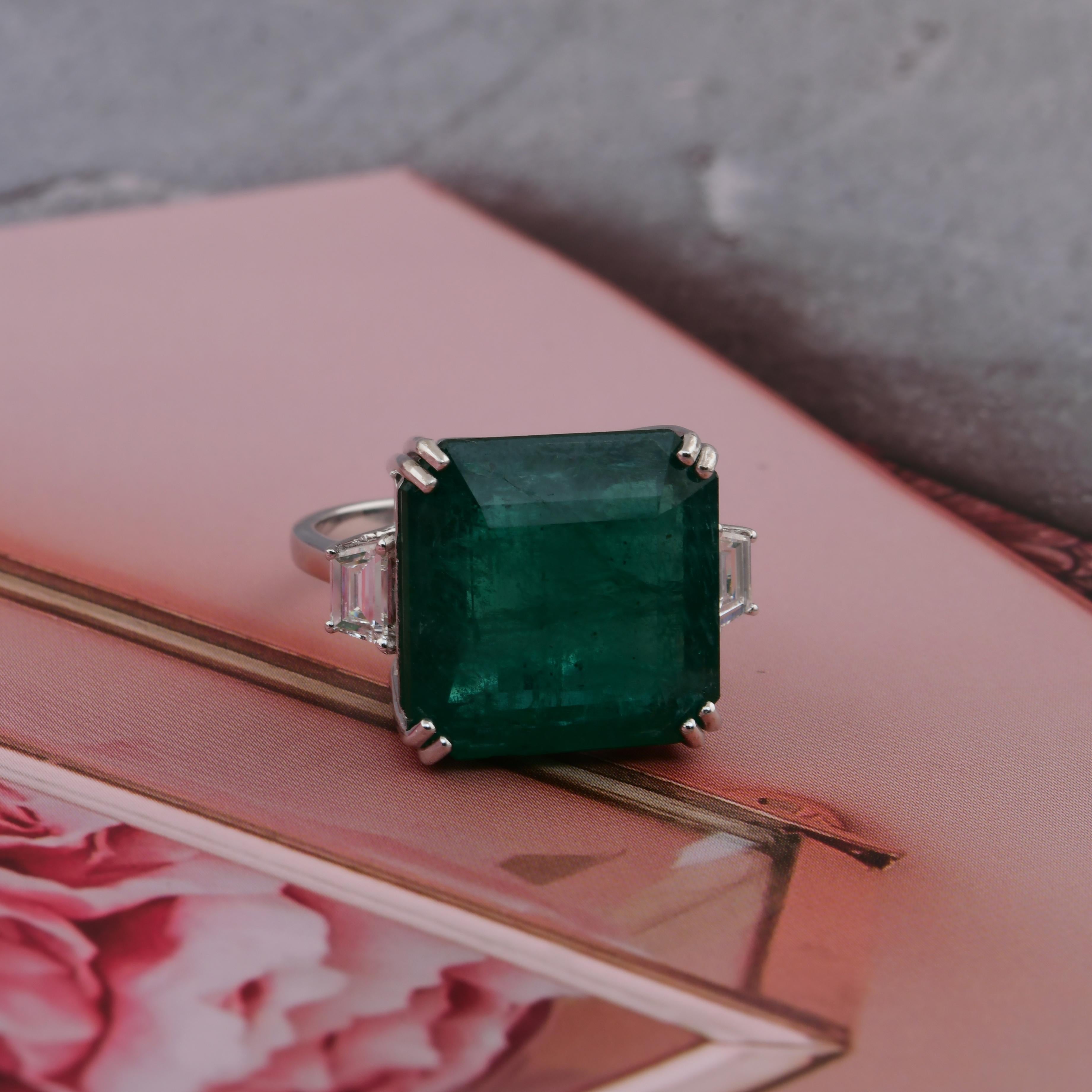 En venta: Alianza de oro blanco de 14 quilates con 15,57 Tcw de diamantes esmeralda de Zambia  3