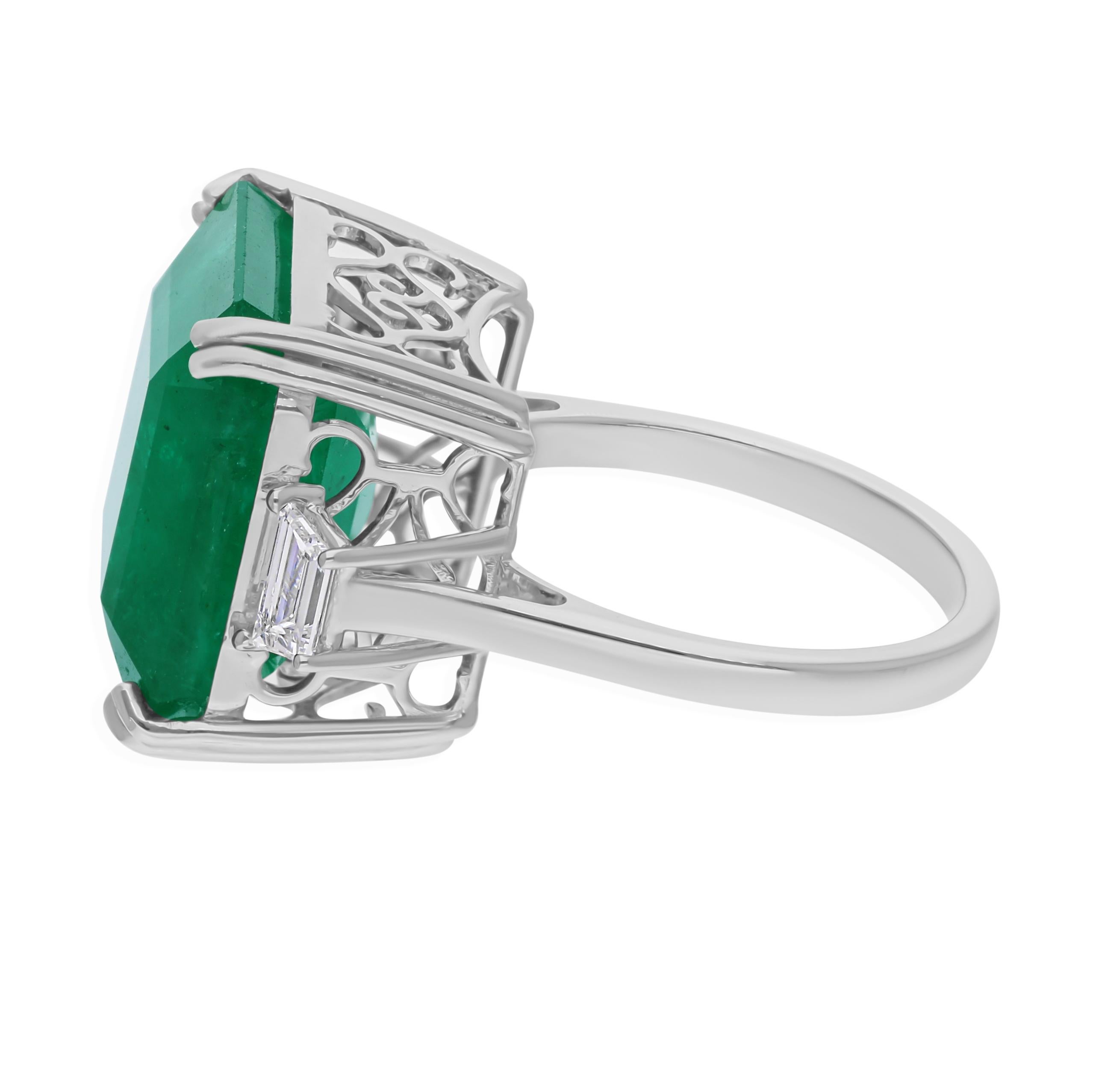 En venta: Alianza de oro blanco de 14 quilates con 15,57 Tcw de diamantes esmeralda de Zambia  6