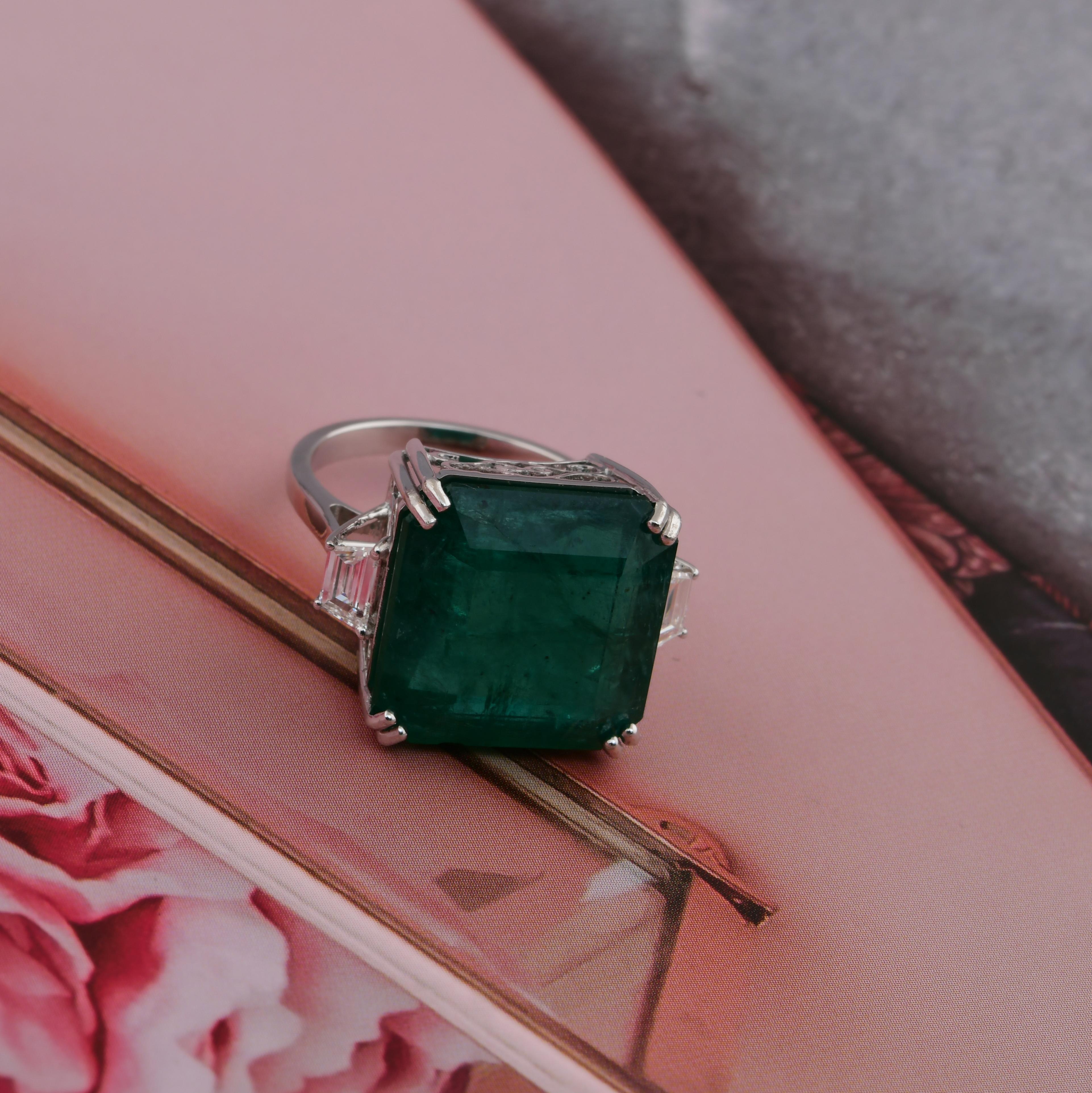 En venta: Alianza de oro blanco de 14 quilates con 15,57 Tcw de diamantes esmeralda de Zambia  7