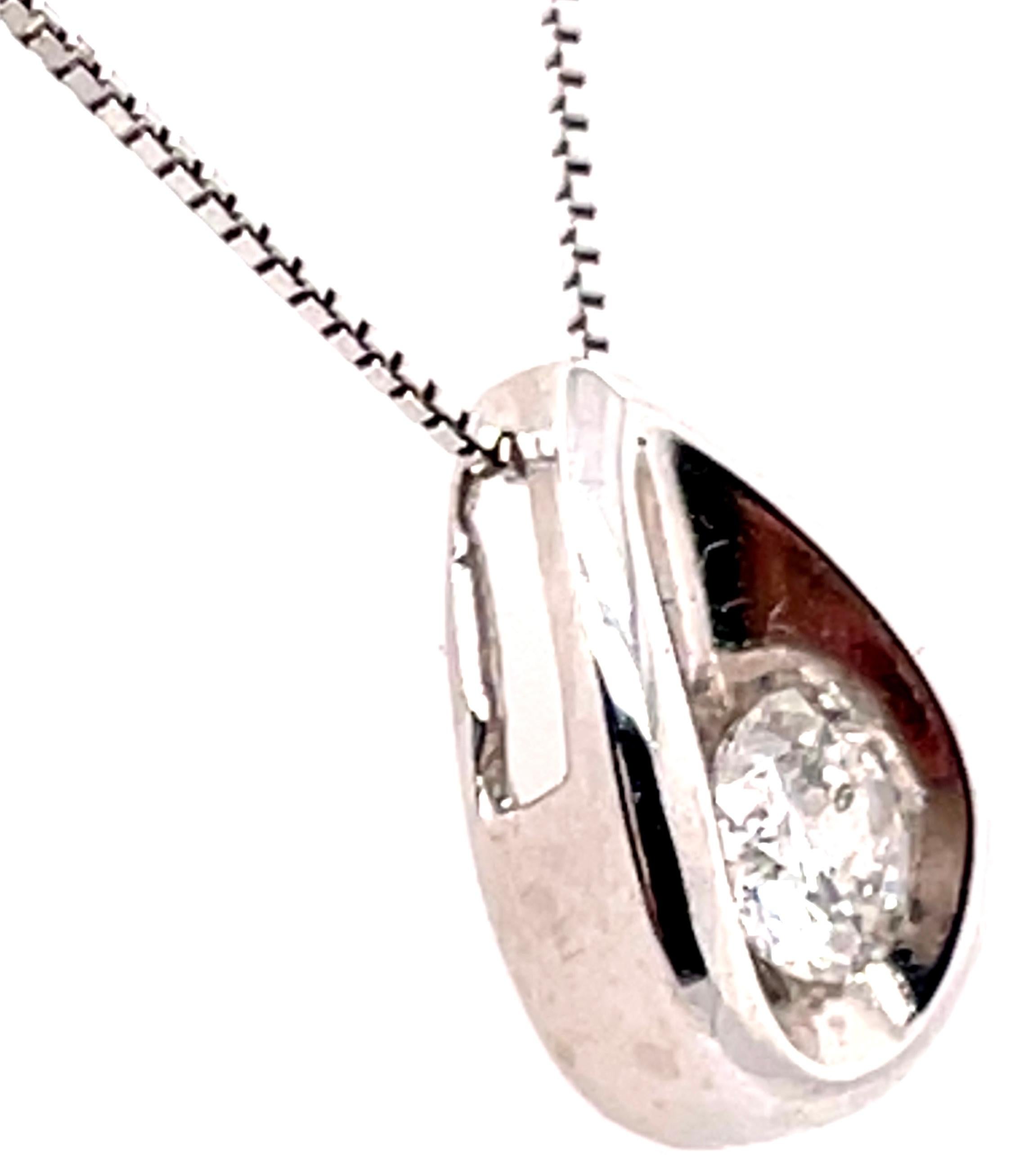 Contemporain Collier en or blanc 14 carats de forme libre de 16 pouces avec pendentif en diamants en vente