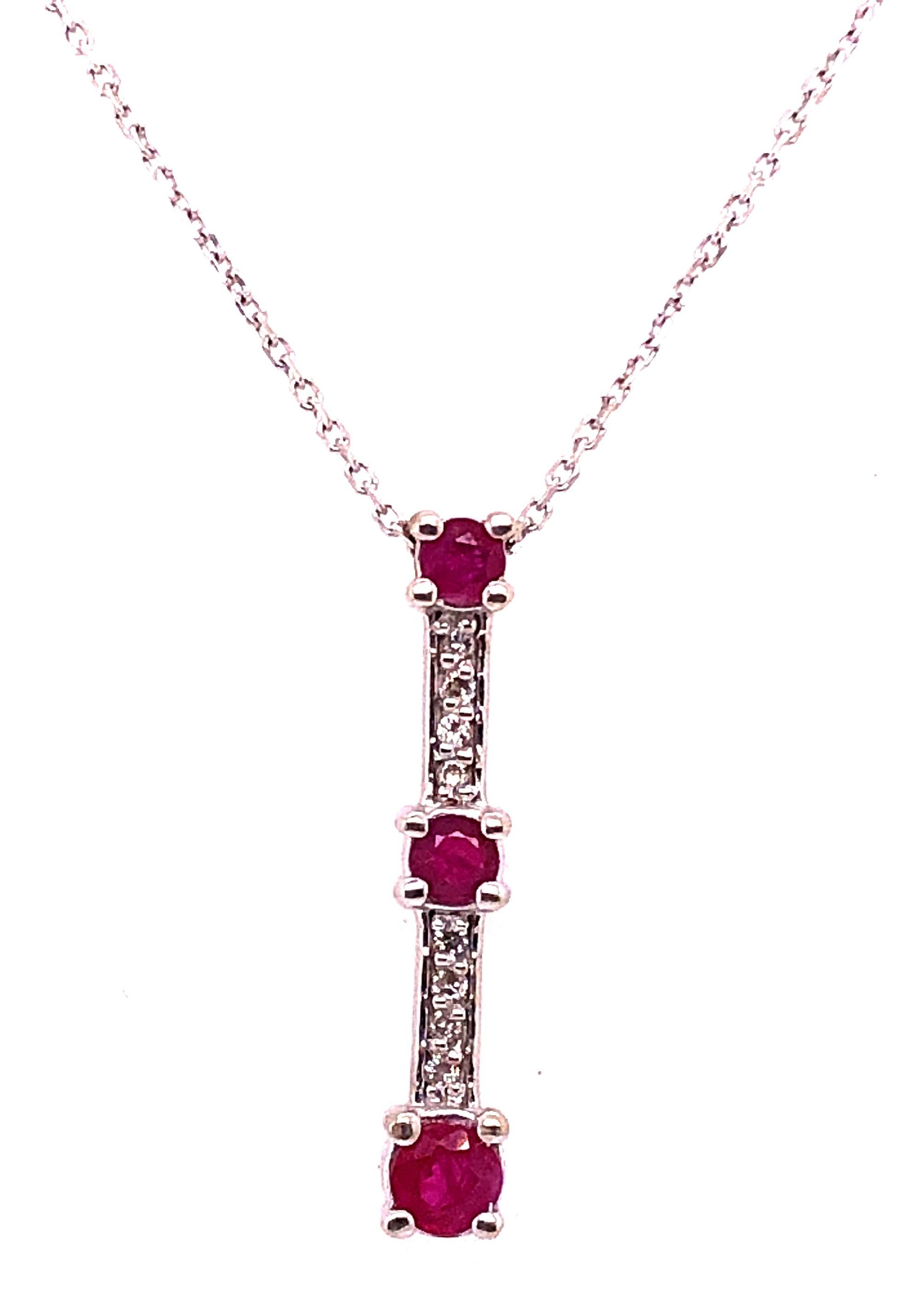 Collana in oro bianco 14 carati da 16 pollici con ciondolo in pietra semipreziosa.
2,98 grammi di peso totale.
Timbro 585 Italia.
