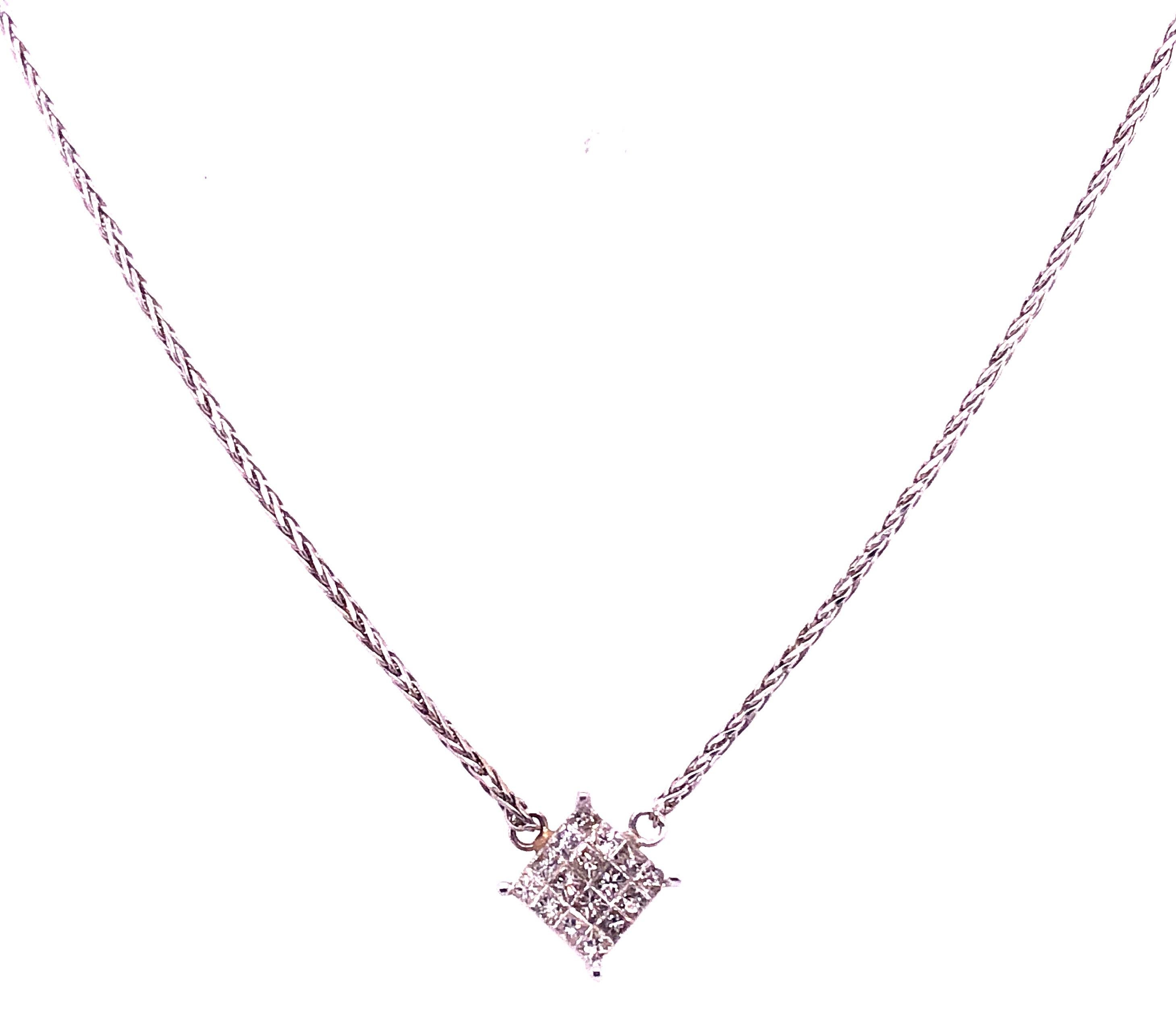 14 Karat White Gold Necklace with Diamond Pendant In Good Condition For Sale In Stamford, CT