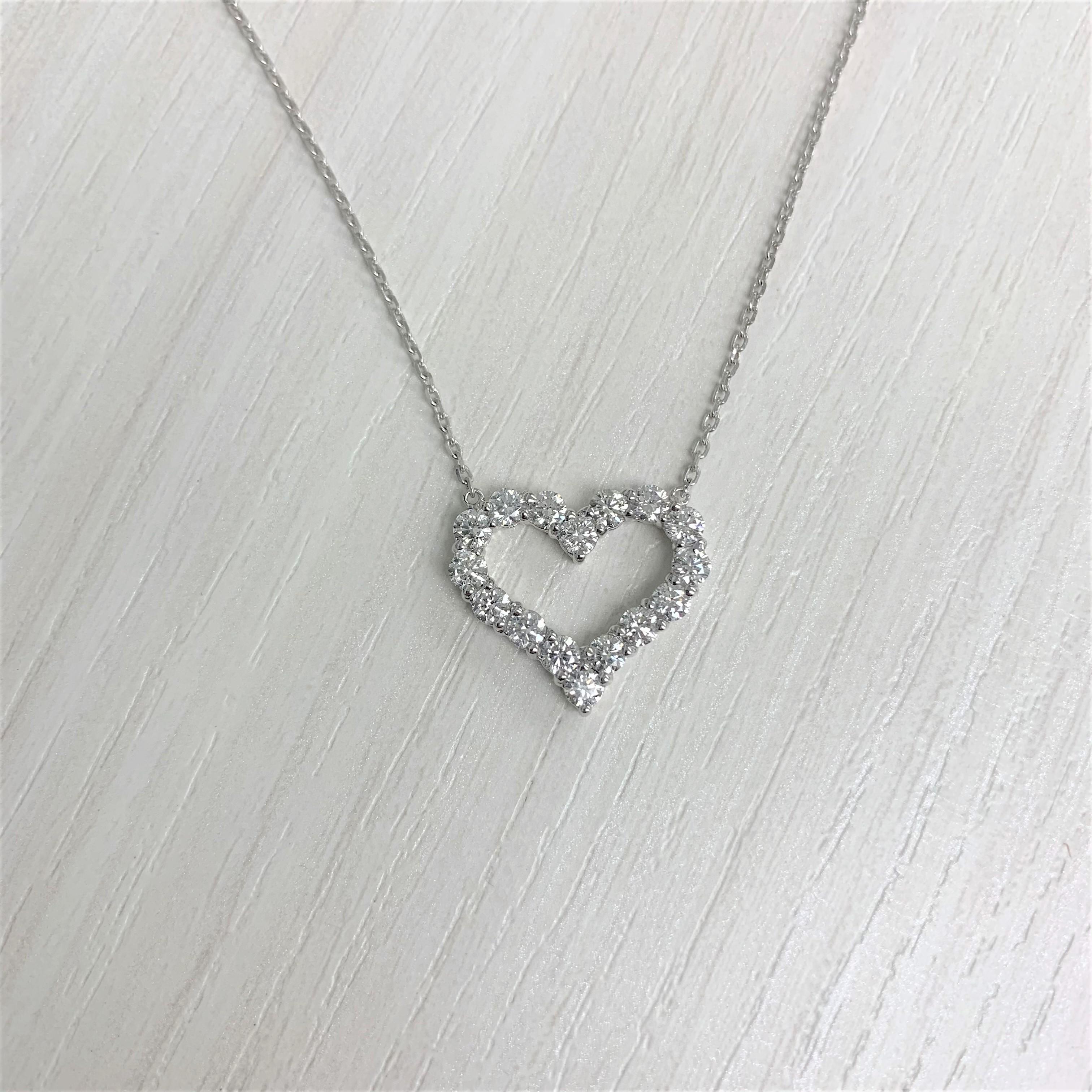 Contemporary 14 Karat White Gold 1.60 Carat Diamond Heart Pendant Necklace For Sale