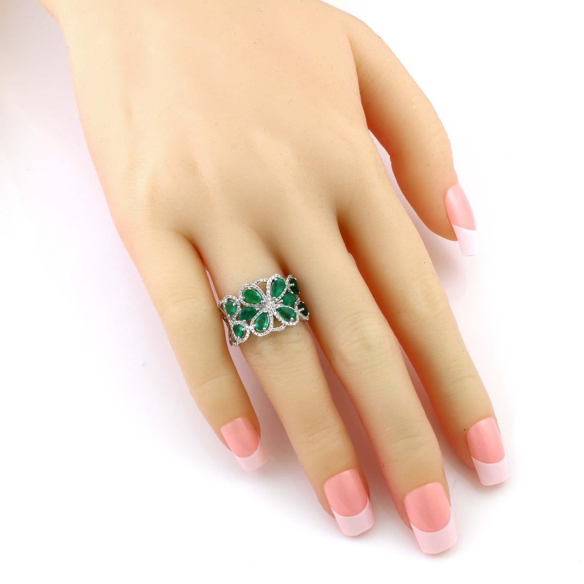 14 Karat White Gold 1.75 Carat Emerald and Diamond Band Ring In Excellent Condition In New York, NY