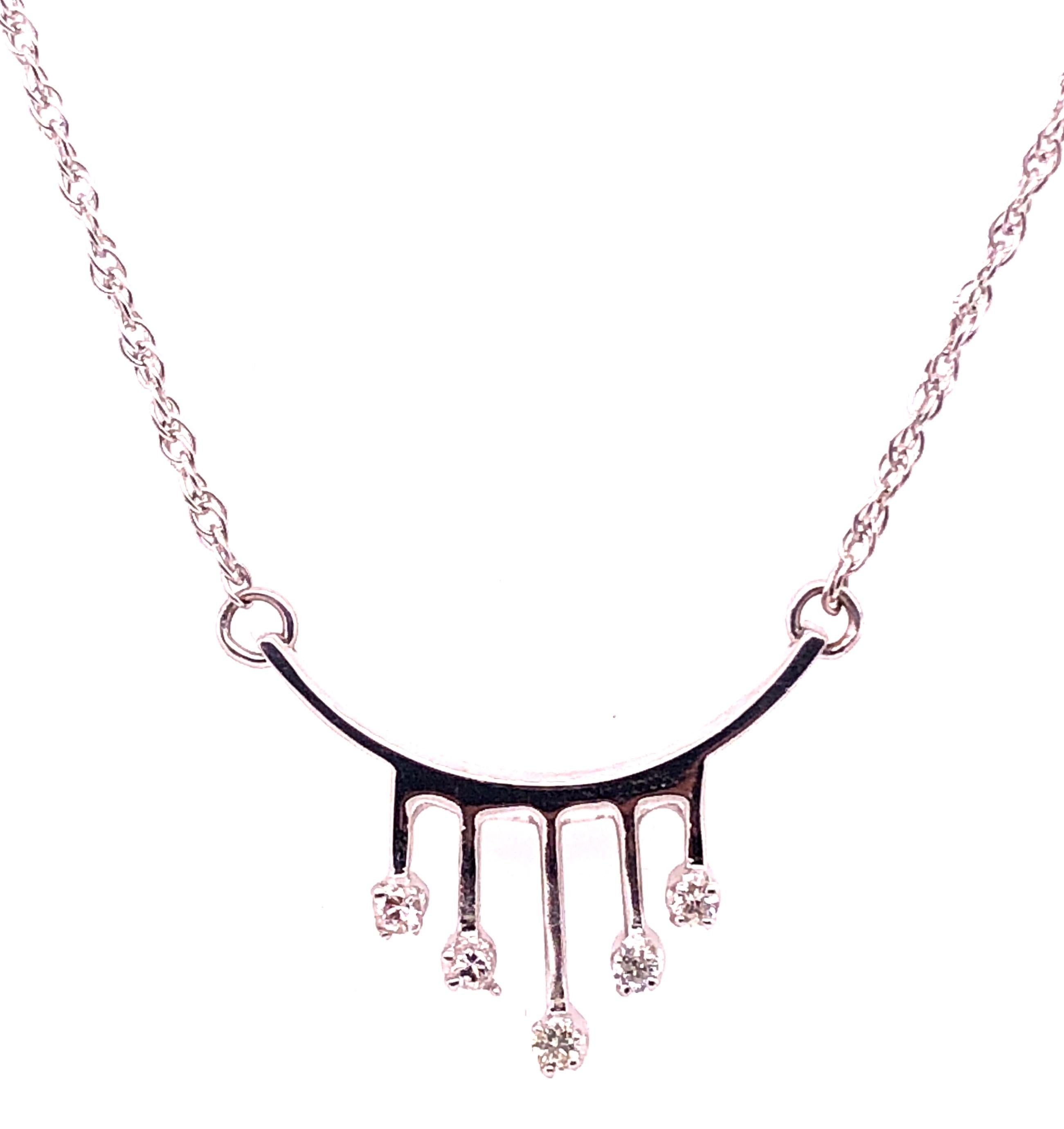 collier fantaisie en or blanc 14 carats de 20 pouces avec diamants.
5 pc diamants ronds
4.poids total de 8 grammes.
estampillé 14K.