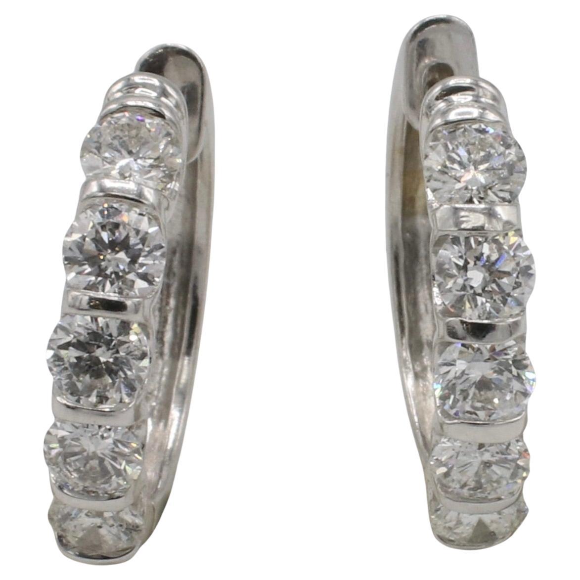 Pendientes de aro abrazador con diamante natural de 2,00 quilates en oro blanco de 14 quilates