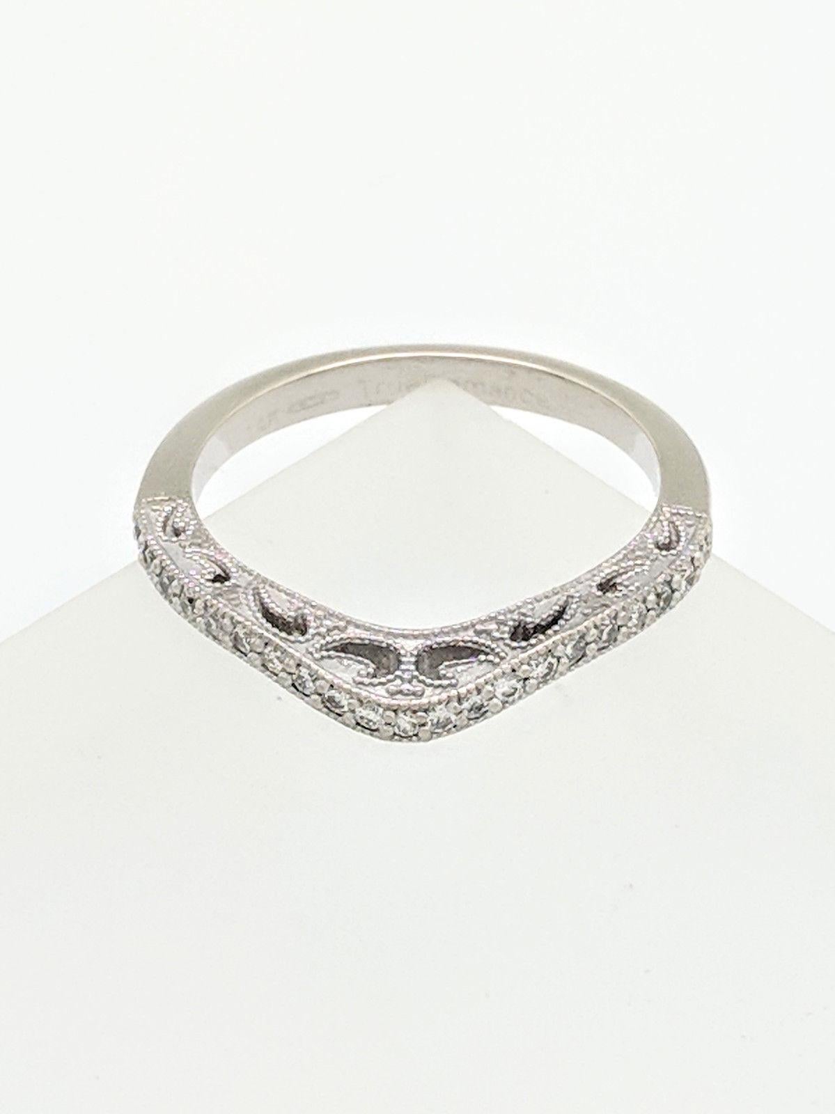 14 Karat White Gold .21 Carat Pave Diamond Curved Wedding Band Ring In Excellent Condition In Gainesville, FL