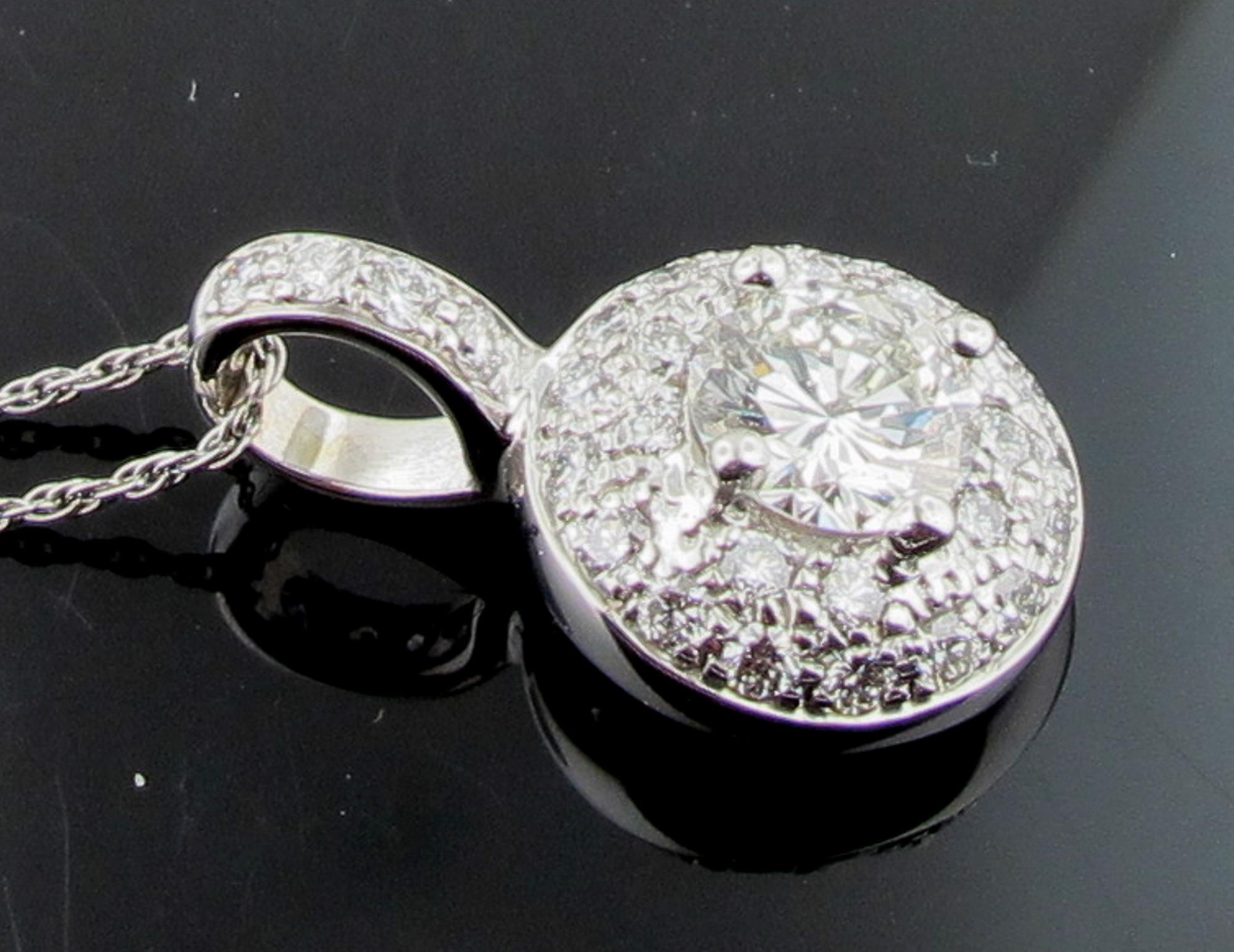 Pendentif en or blanc 14 carats avec diamants d'un poids total de 2,41 carats Excellent état - En vente à Palm Desert, CA