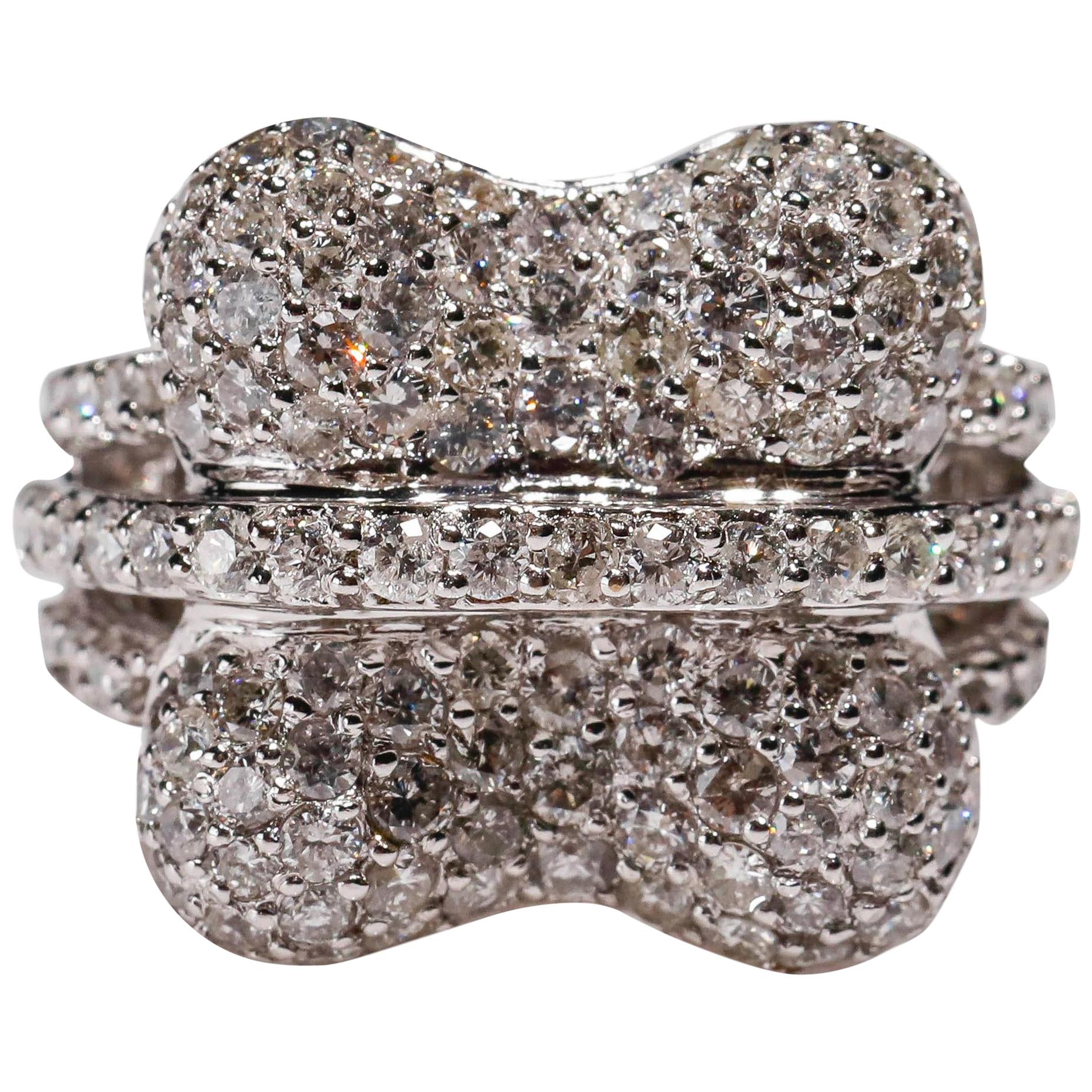 Taille ronde Bague à la mode en or blanc 14 carats avec dôme en diamant blanc pavé de 2,47 carats de taille ronde en vente