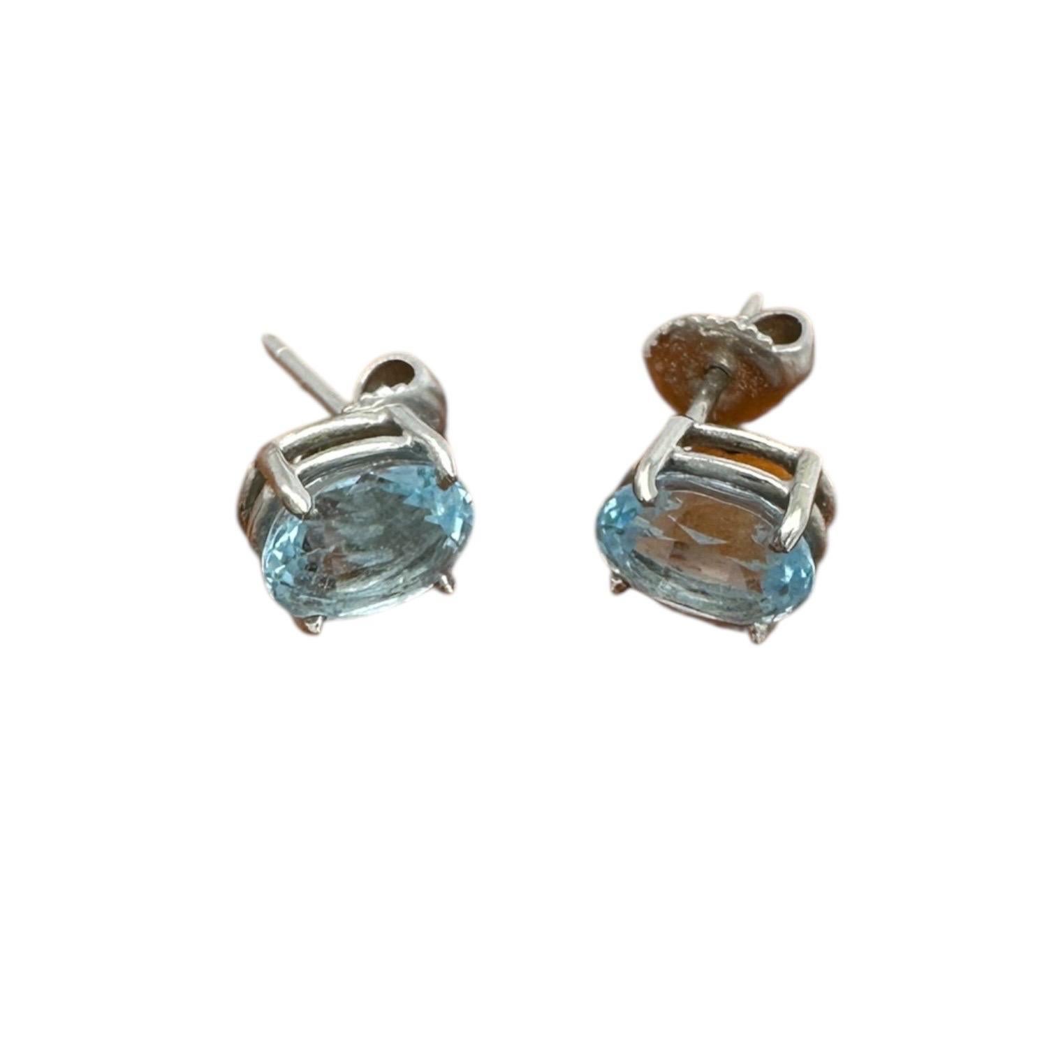Diese Ohrstecker aus 14 Karat Weißgold sind mit 2,50 Karat himmelblauen, ovalen Aquamarinen besetzt, die für ihre Klarheit und ihren ruhigen Farbton bekannt sind. Fachmännisch gefasst, bieten sie eine raffinierte Eleganz, die sowohl legere als auch