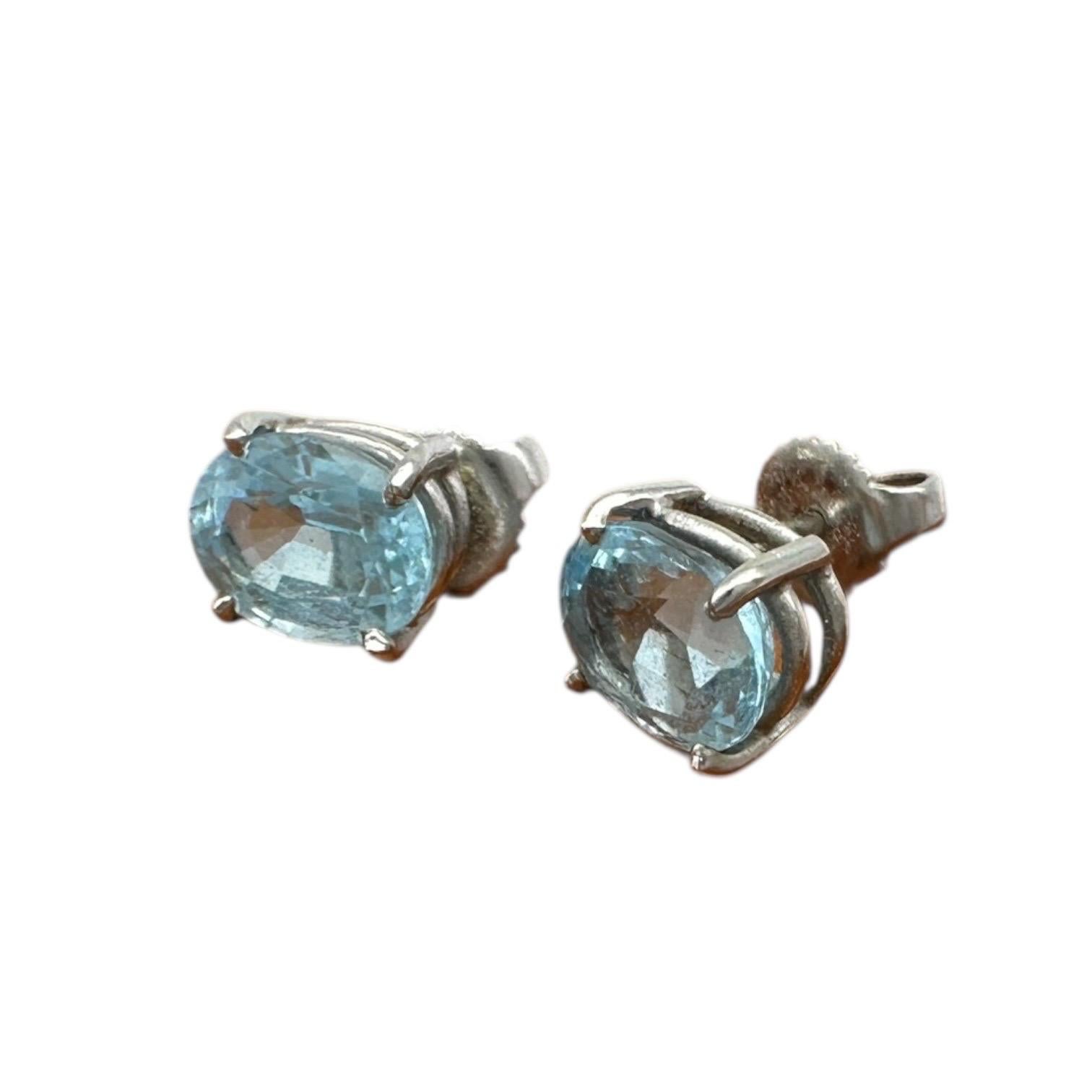 14 Karat Weißgold, 2,50 Karat ovale Aquamarin-Ohrstecker (Zeitgenössisch) im Angebot