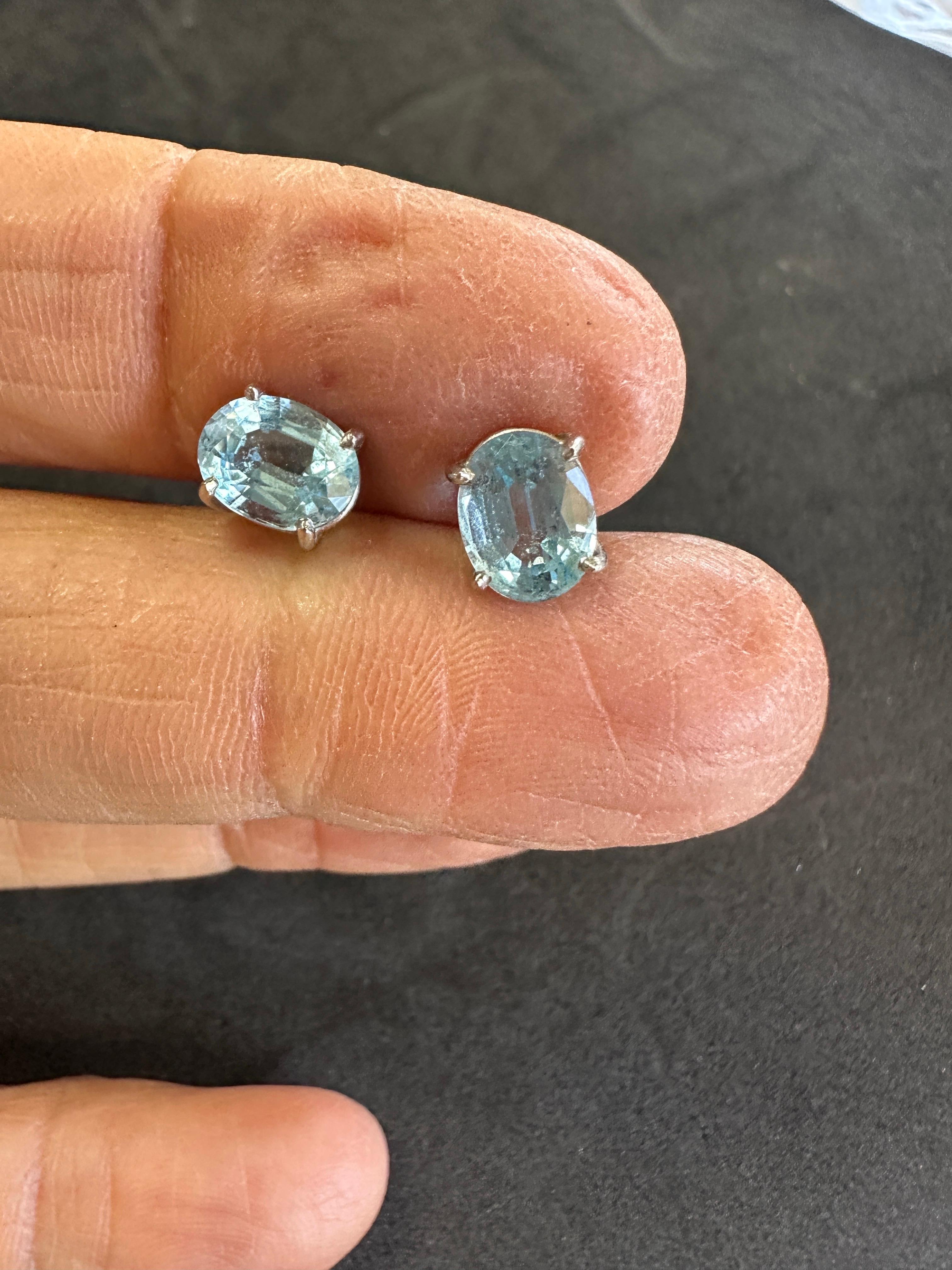 14 Karat Weißgold, 2,50 Karat ovale Aquamarin-Ohrstecker für Damen oder Herren im Angebot