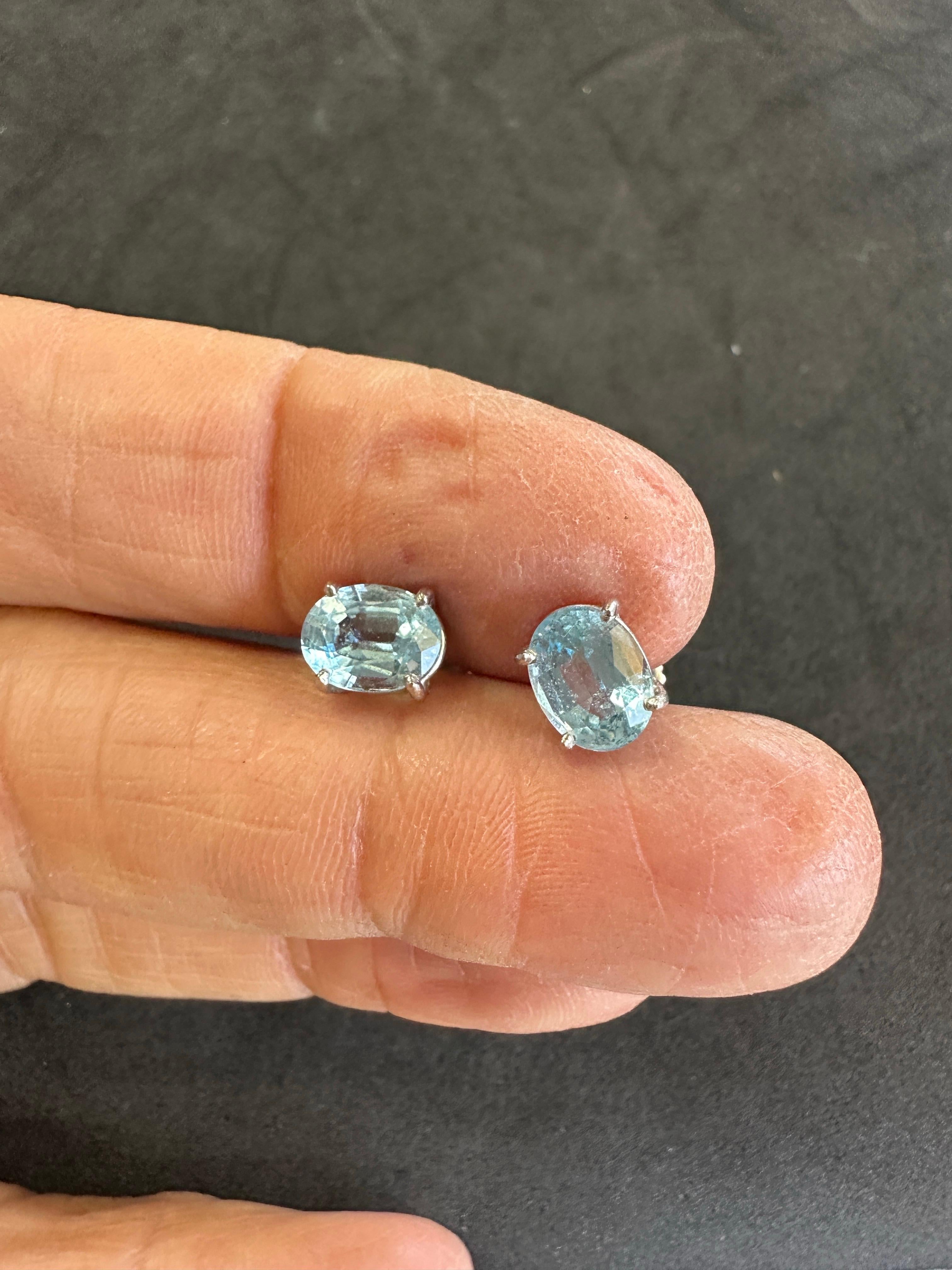 14 Karat Weißgold, 2,50 Karat ovale Aquamarin-Ohrstecker im Angebot 2