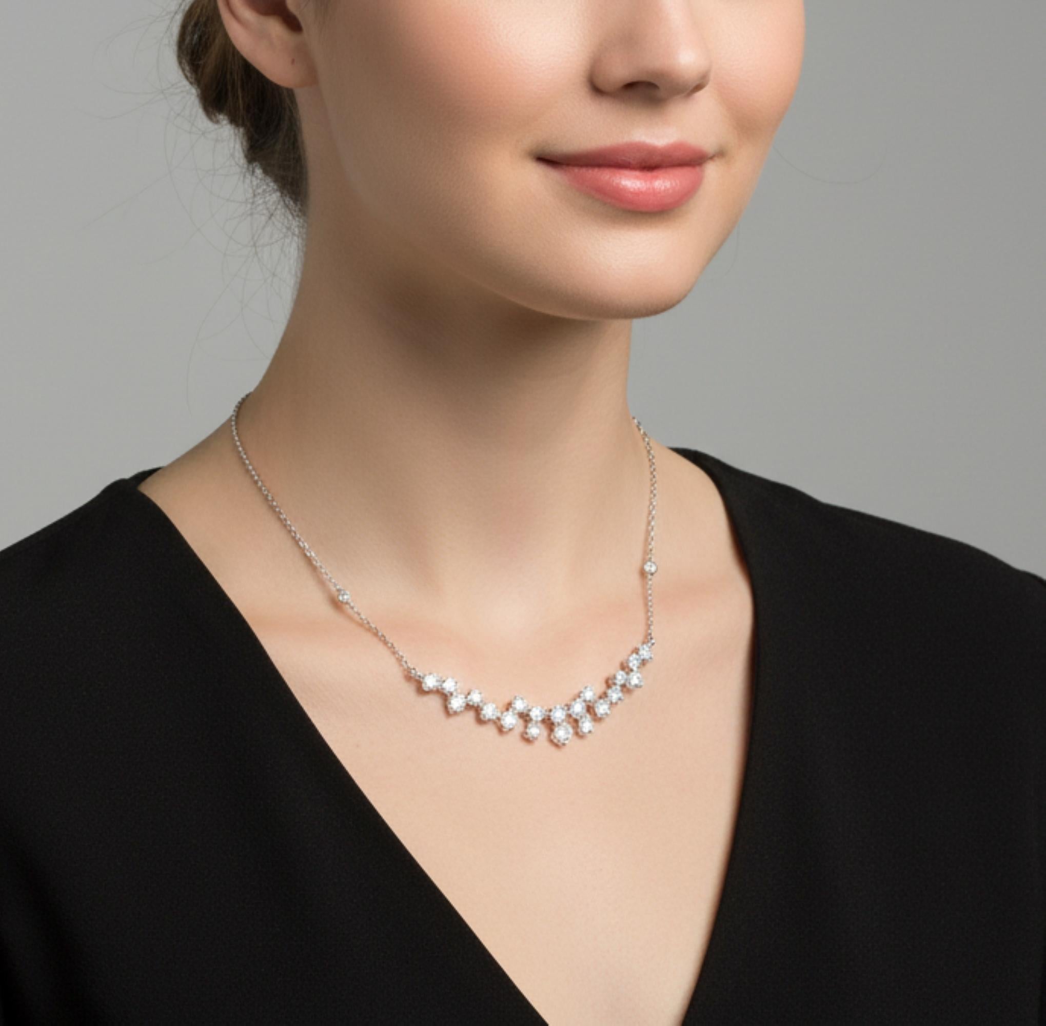 Collana a grappolo con diamanti tondi naturali taglio Brilliante in oro bianco 14 carati da 2,67 carati.
La parte centrale della collana è caratterizzata da una dolce curva di diamanti, disposti in un sottile grappolo a forma di vite o ondulato. I