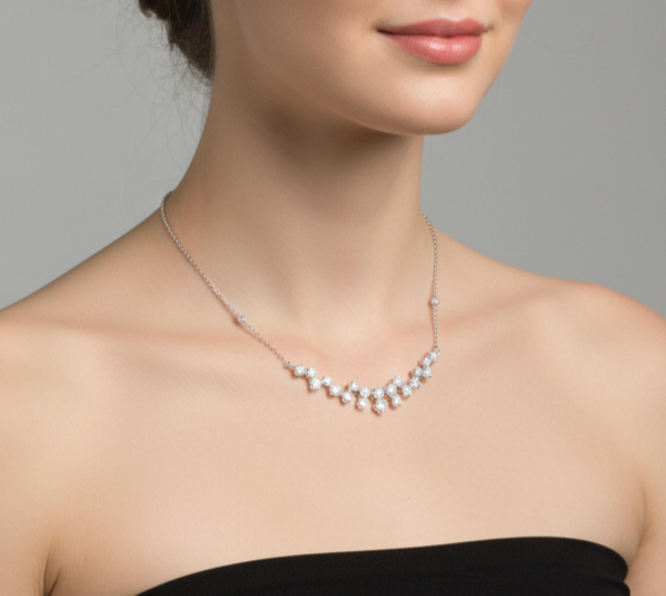 Moderno Collana a grappolo con diamanti tondi naturali taglio Brilliante in oro bianco 14 carati da 2,67 carati in vendita