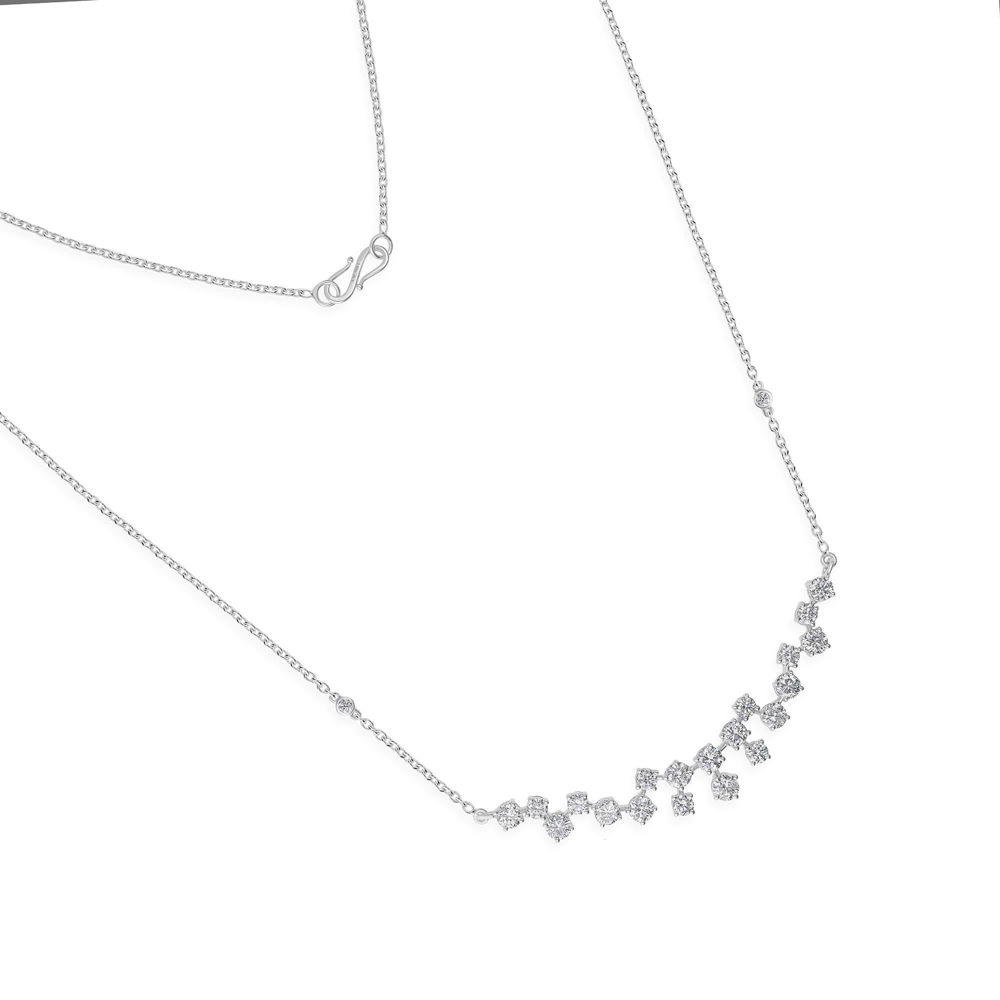 Donna Collana a grappolo con diamanti tondi naturali taglio Brilliante in oro bianco 14 carati da 2,67 carati in vendita