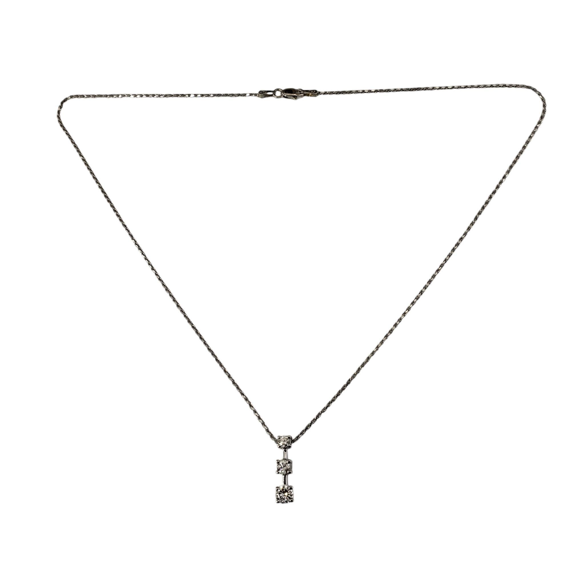 Collana con 3 diamanti in oro bianco 14 carati.

Questa scintillante collana con pendente presenta tre diamanti rotondi taglio brillante incastonati nel classico oro bianco 14K.  

Peso totale approssimativo dei diamanti:    .42 ct. - .52