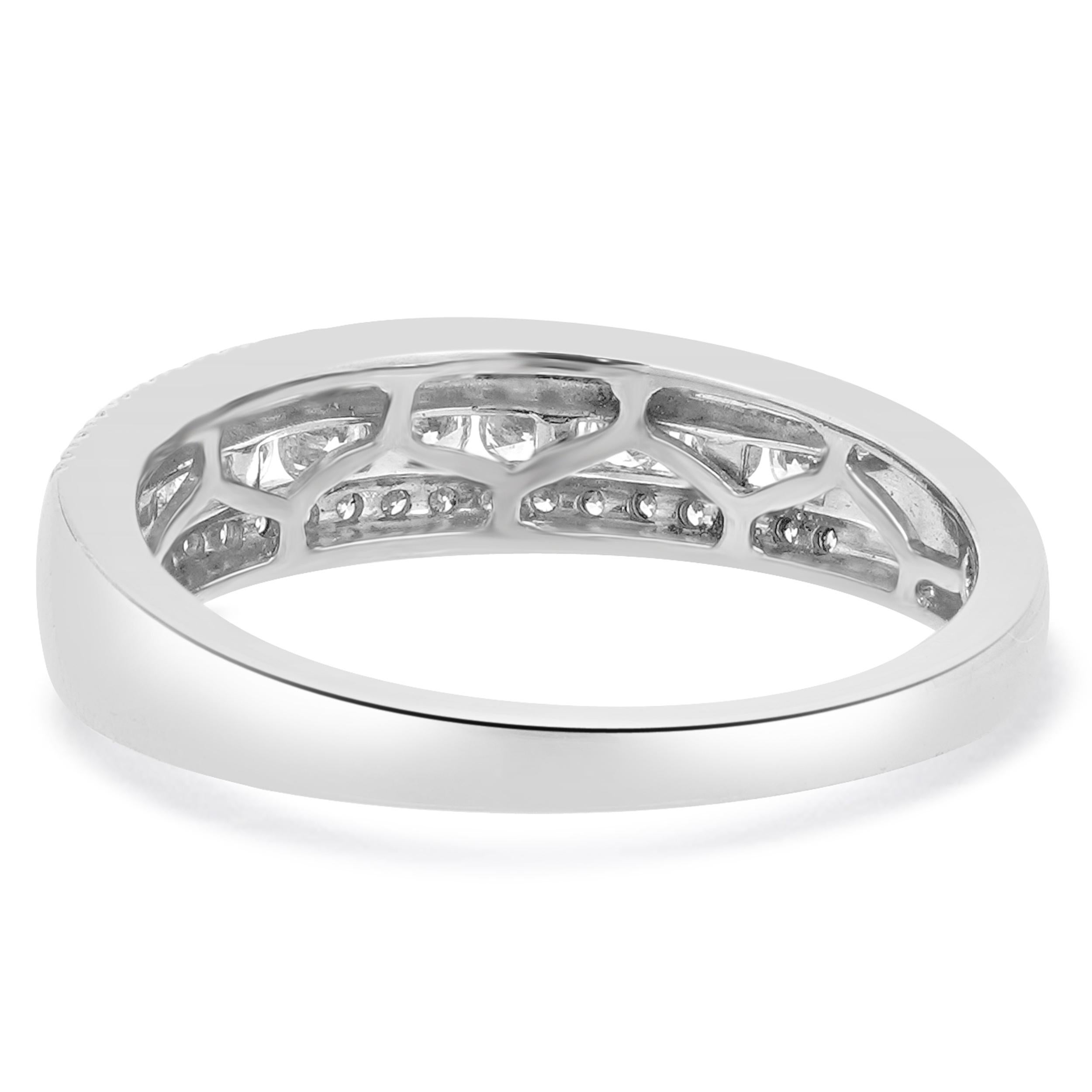 Taglio rotondo Fascia di diamanti a tre file in oro bianco 14 carati in vendita