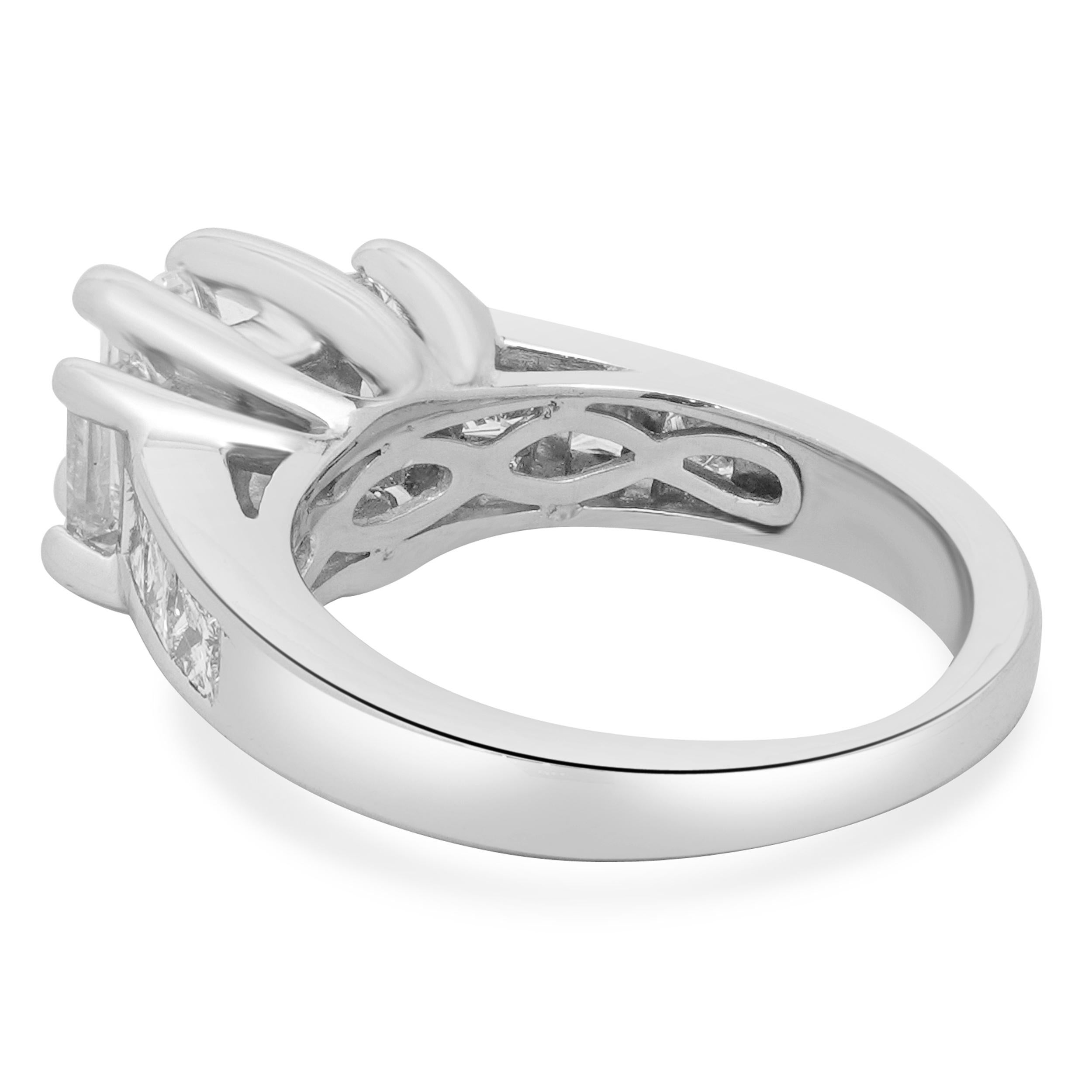 Anello di fidanzamento in oro bianco 14 carati con diamante smeraldo in 3 fasi In condizioni ottime in vendita a Scottsdale, AZ