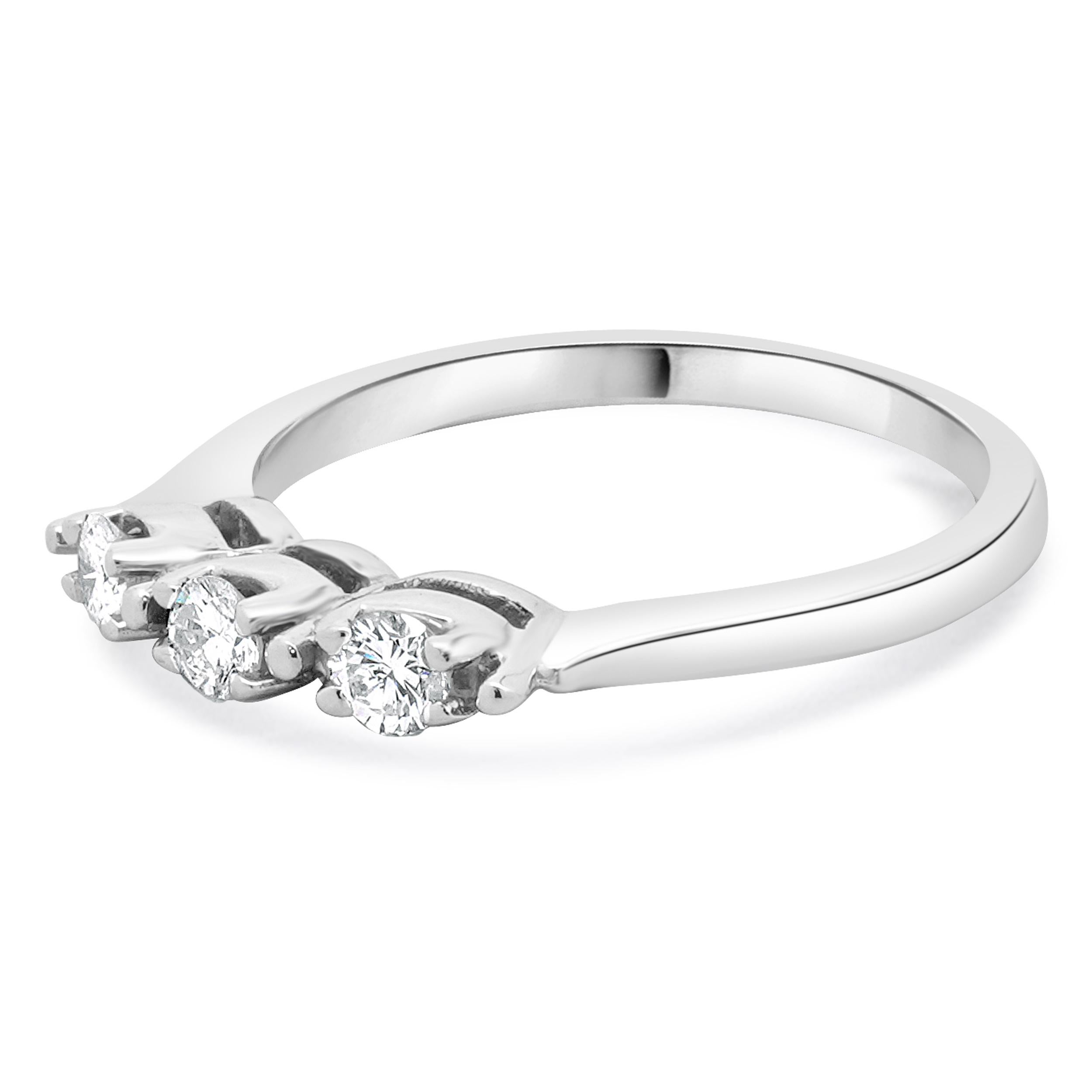 Designer: Sonderanfertigung
MATERIAL: 14k Weißgold
Diamant: 3 Rundschliffe = 0,33cttw
Farbe: H
Klarheit: SI2
Größe: 7.75 (bitte erlauben Sie zwei zusätzliche Versandtage für Größenanfragen)
Abmessungen: Ring ist 1.85 mm breit
Gewicht: 2.79 Gramm
