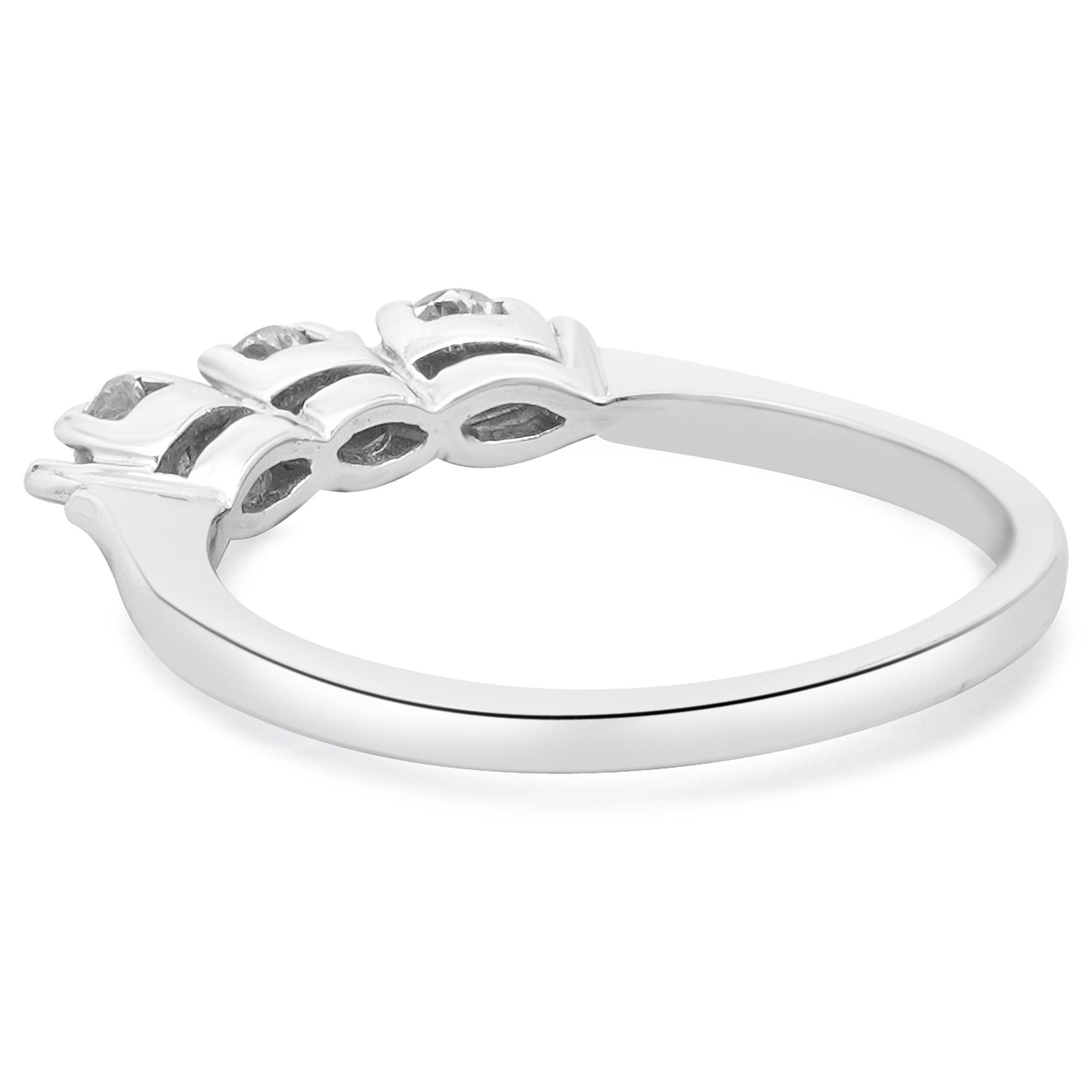 14 Karat Weißgold 3 Steine Diamantband (Rundschliff) im Angebot