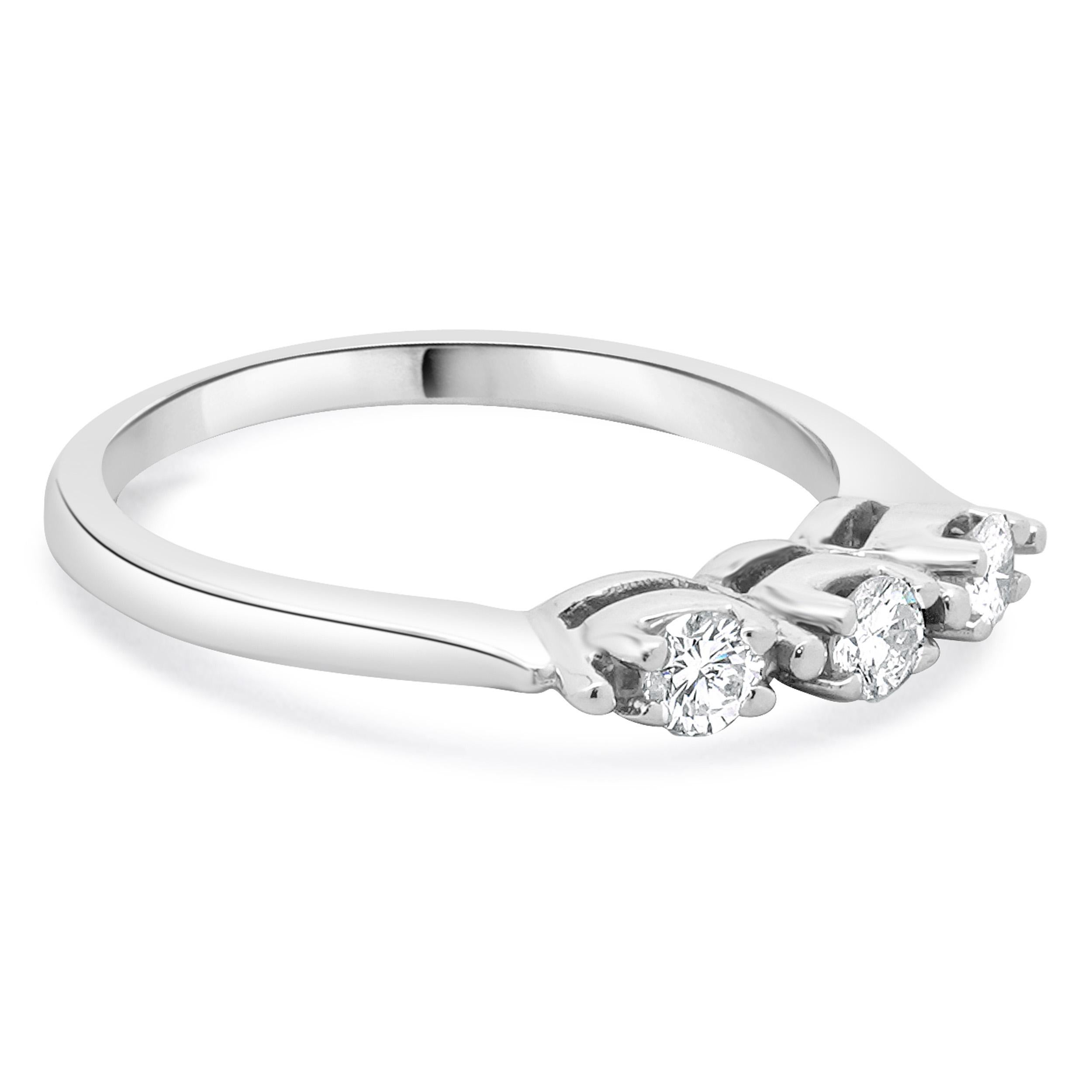 14 Karat Weißgold 3 Steine Diamantband im Zustand „Hervorragend“ im Angebot in Scottsdale, AZ
