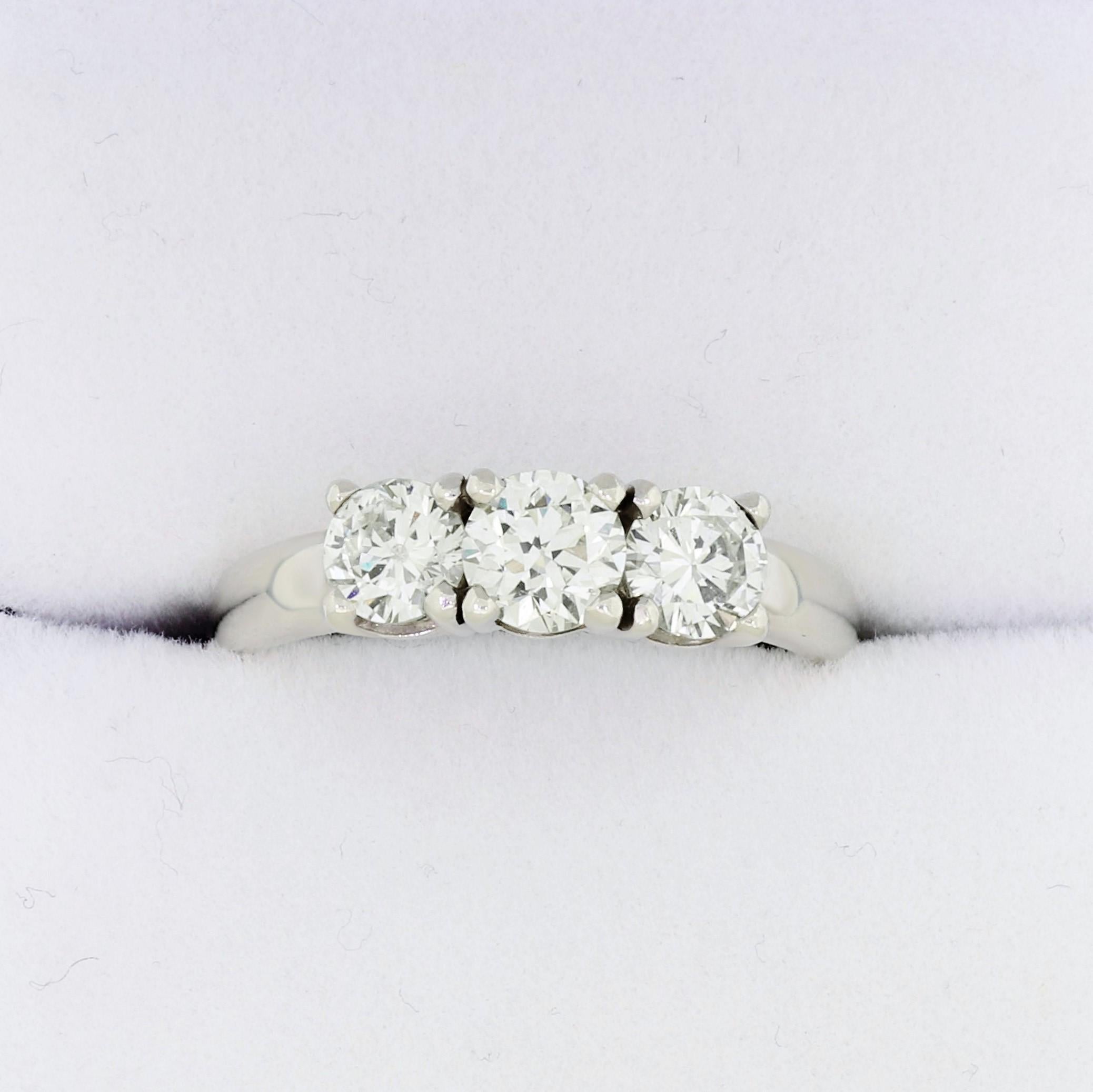 Beeindruckender 3-Stein-Ring aus 14-karätigem Weißgold mit 3 perfekt aufeinander abgestimmten Diamanten im Rundschliff, die einen unglaublichen Blickfang darstellen. Unsere konservative Schätzung für alle Diamanten zusammen beträgt 1,30 Karat,
