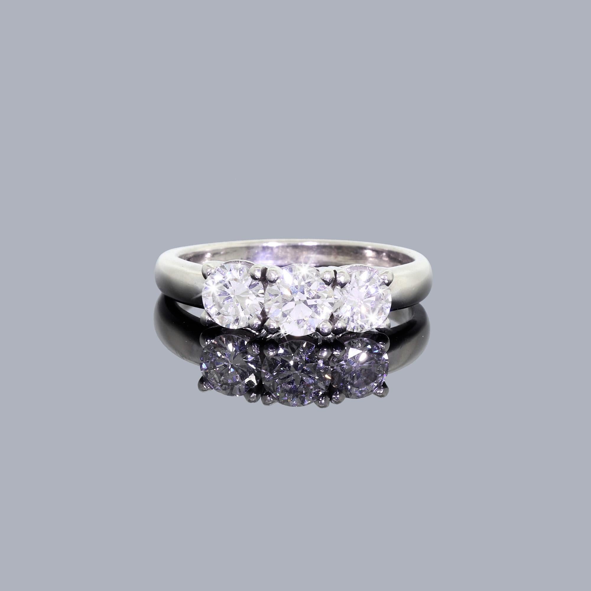 Round Cut 14 Karat White Gold 3-Stone Diamond Wedding Anniversary Ring 1.3 Carat For Sale