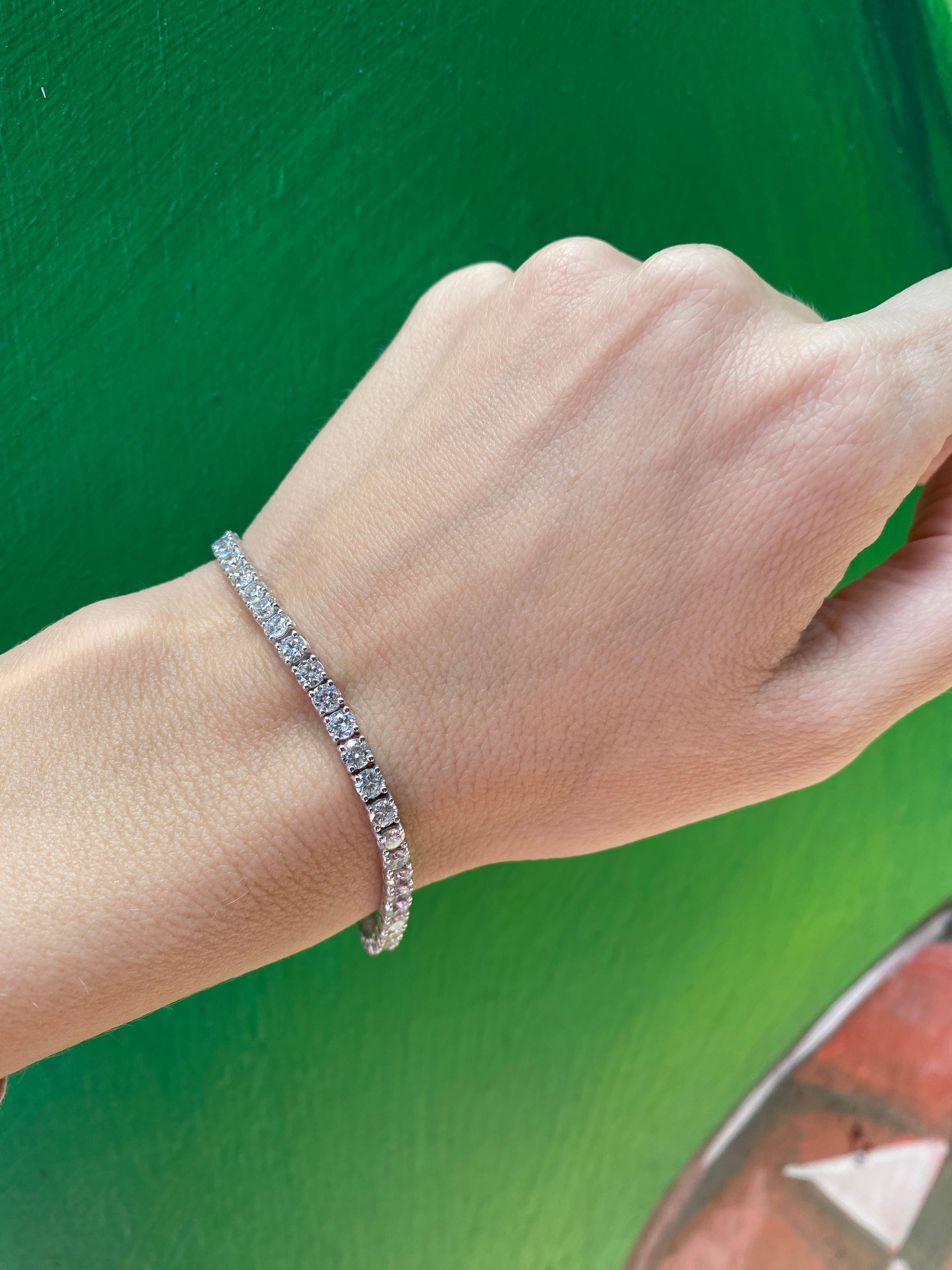 Bracciale tennis in oro bianco 14 carati con diamanti rotondi da 3,03 carati di peso totale in vendita 5