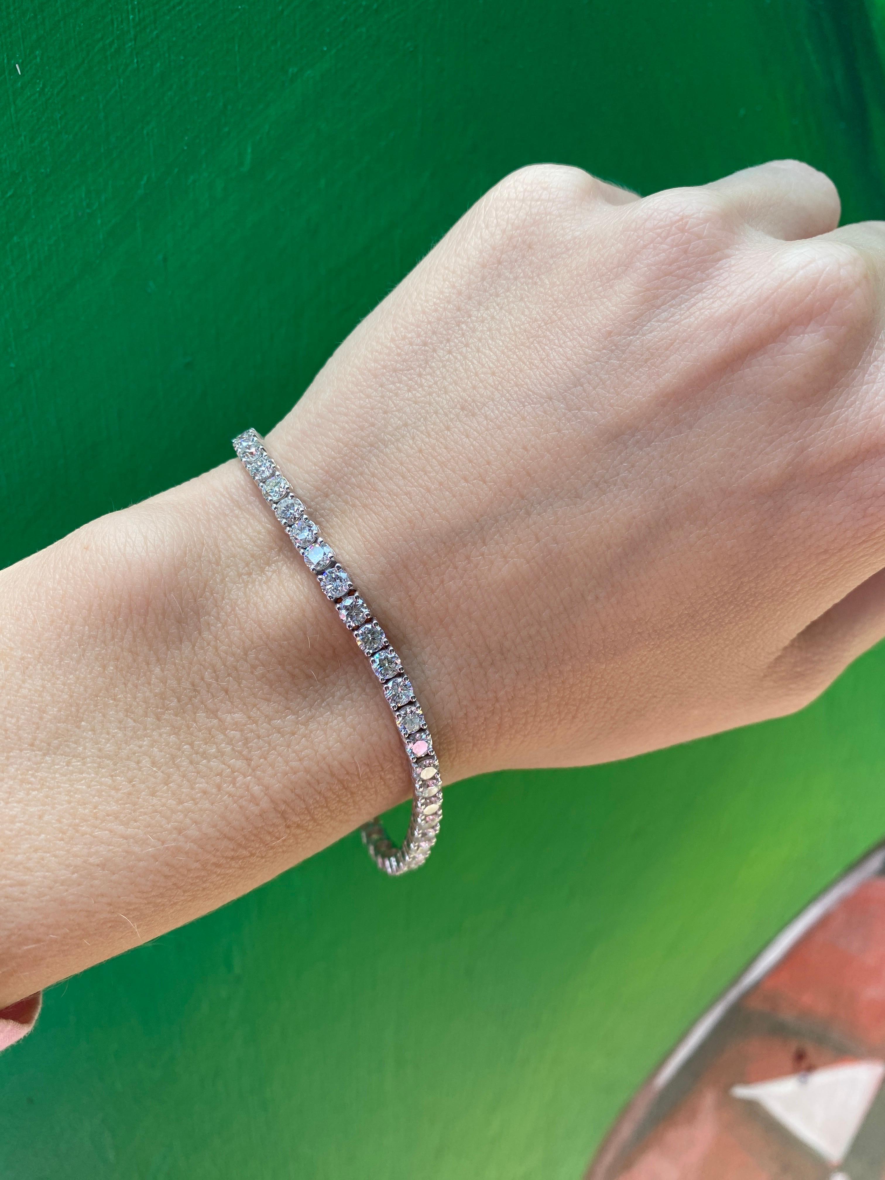 Bracciale tennis in oro bianco 14 carati con diamanti rotondi da 3,03 carati di peso totale in vendita 6