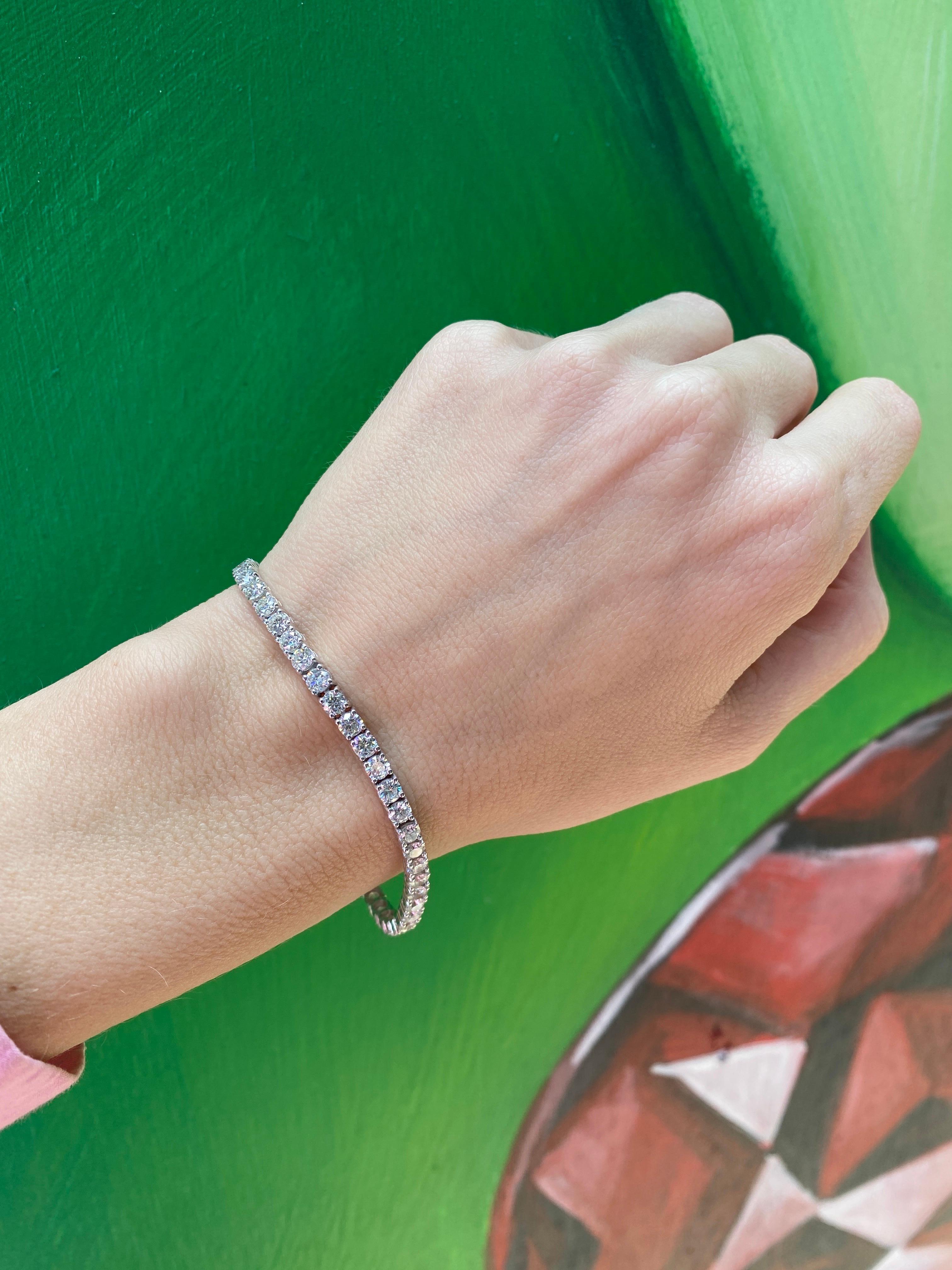 Bracciale tennis in oro bianco 14 carati con diamanti rotondi da 3,03 carati di peso totale in vendita 7