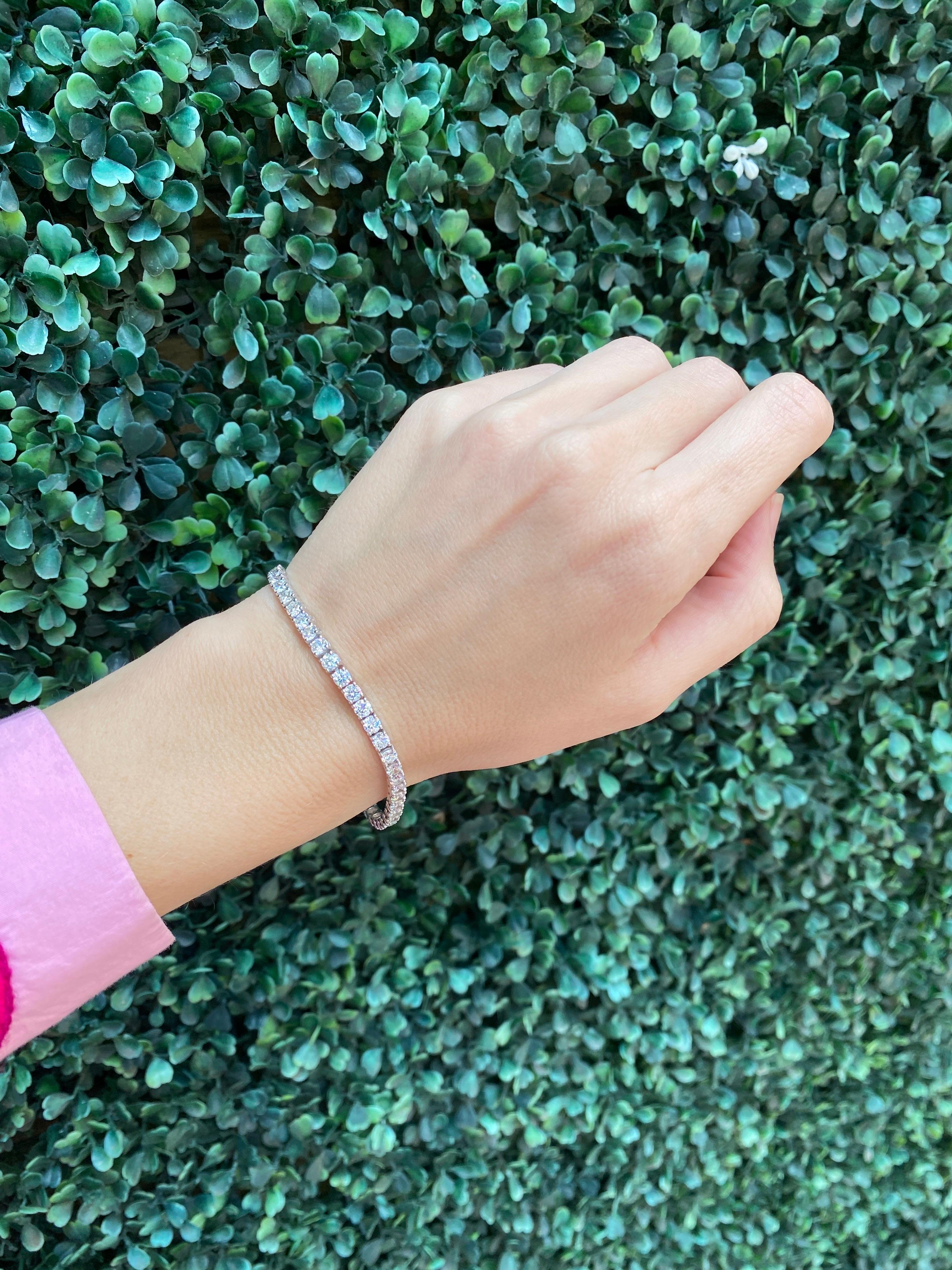 Bracciale tennis in oro bianco 14 carati con diamanti rotondi da 3,03 carati di peso totale in vendita 11
