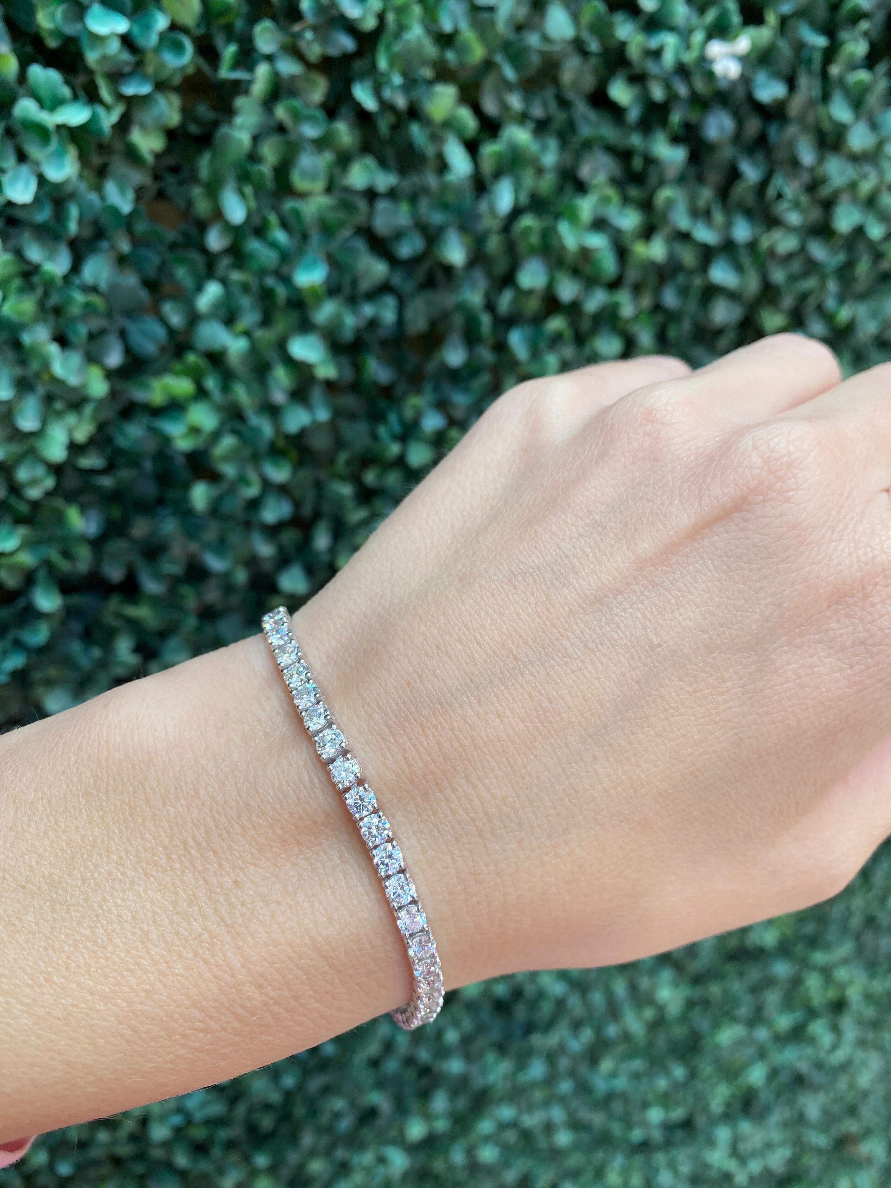 Bracciale tennis in oro bianco 14 carati con diamanti rotondi da 3,03 carati di peso totale in vendita 12