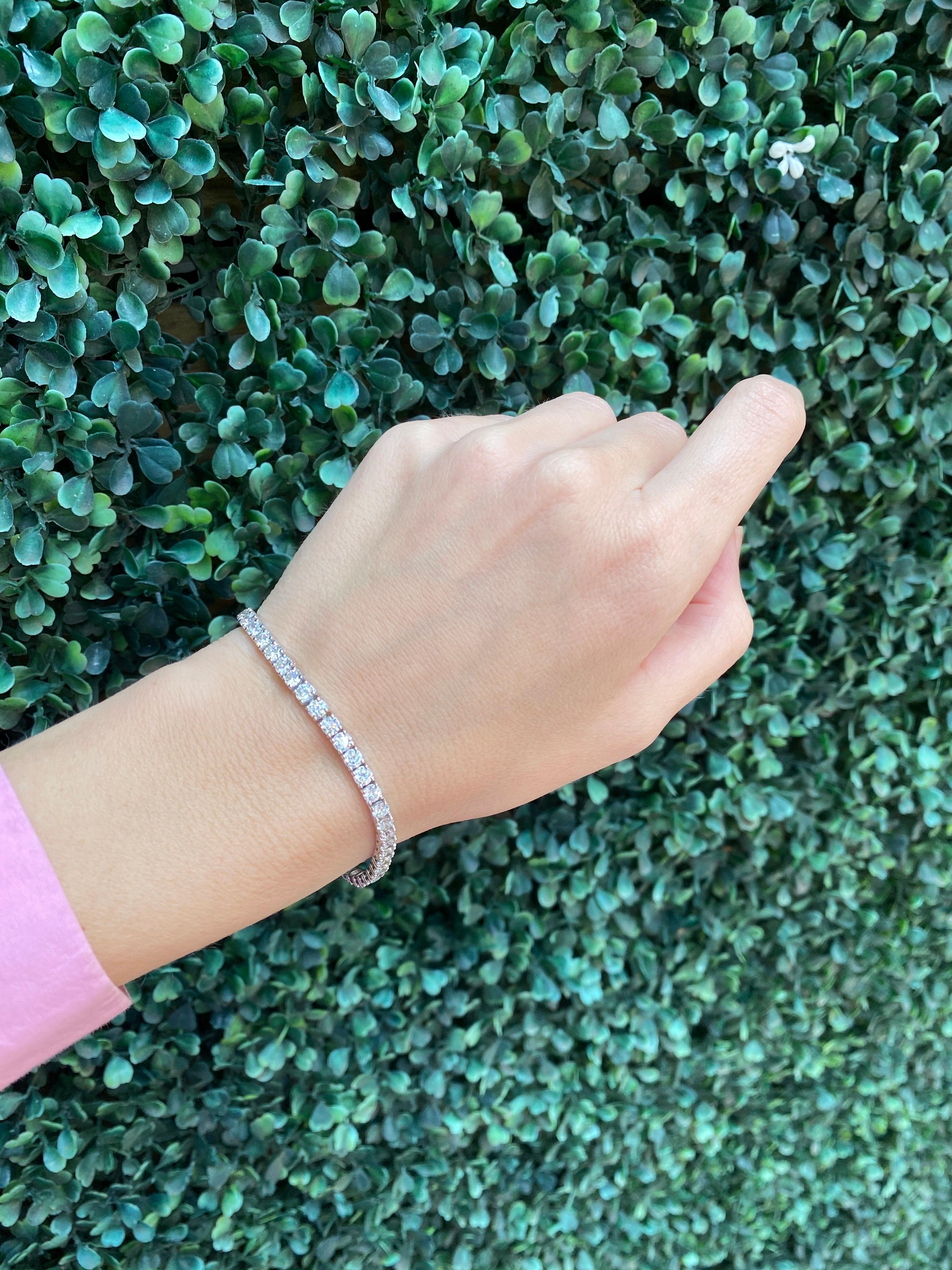 Bracciale tennis in oro bianco 14 carati con diamanti rotondi da 3,03 carati di peso totale in vendita 13