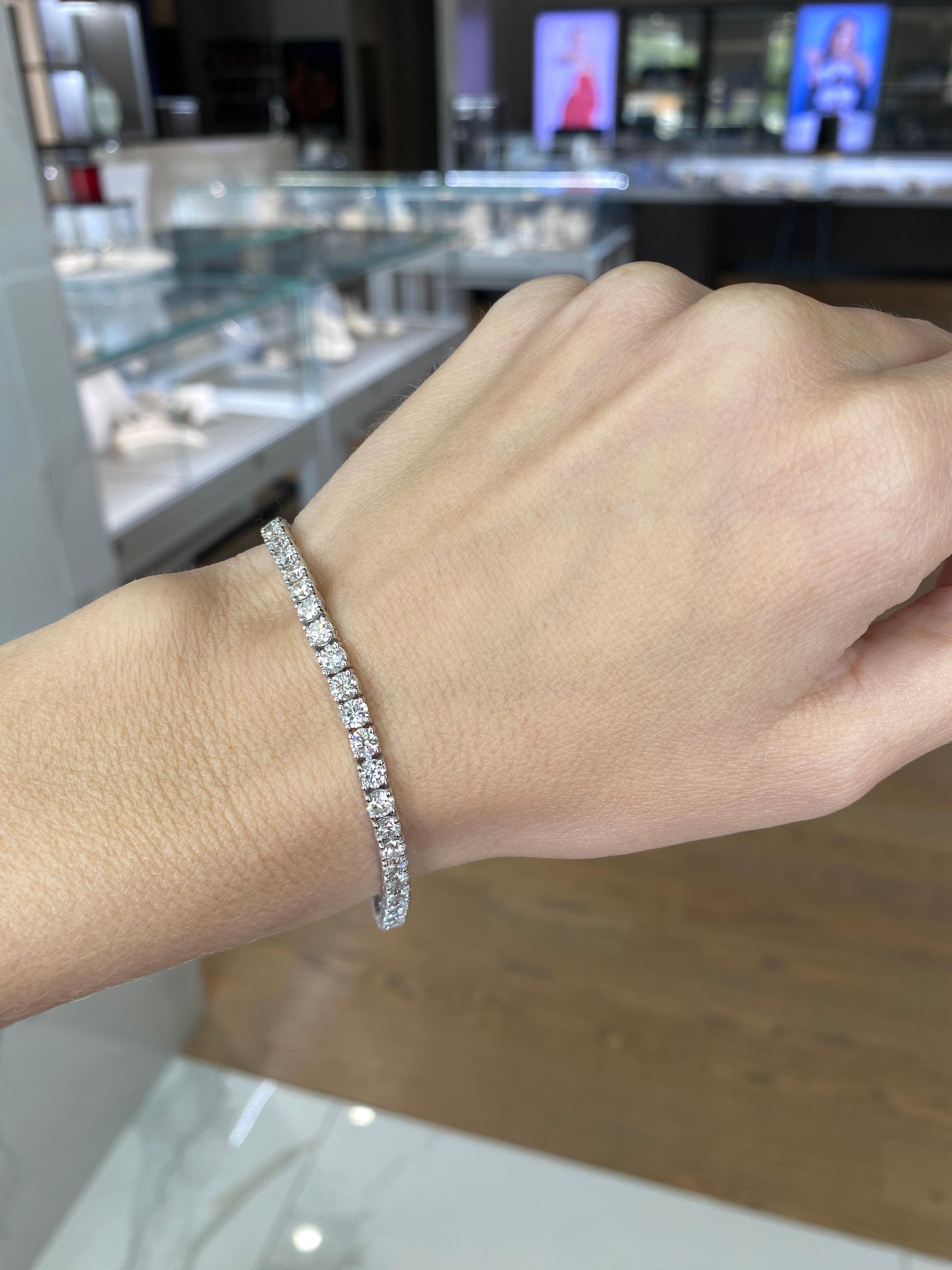 Questo bracciale tennis presenta 55 diamanti rotondi naturali con un peso totale di 3,03 carati incastonati in oro bianco da 14 carati. Indossalo da solo o abbinalo ai tuoi bracciali preferiti. La lunghezza è di 7
