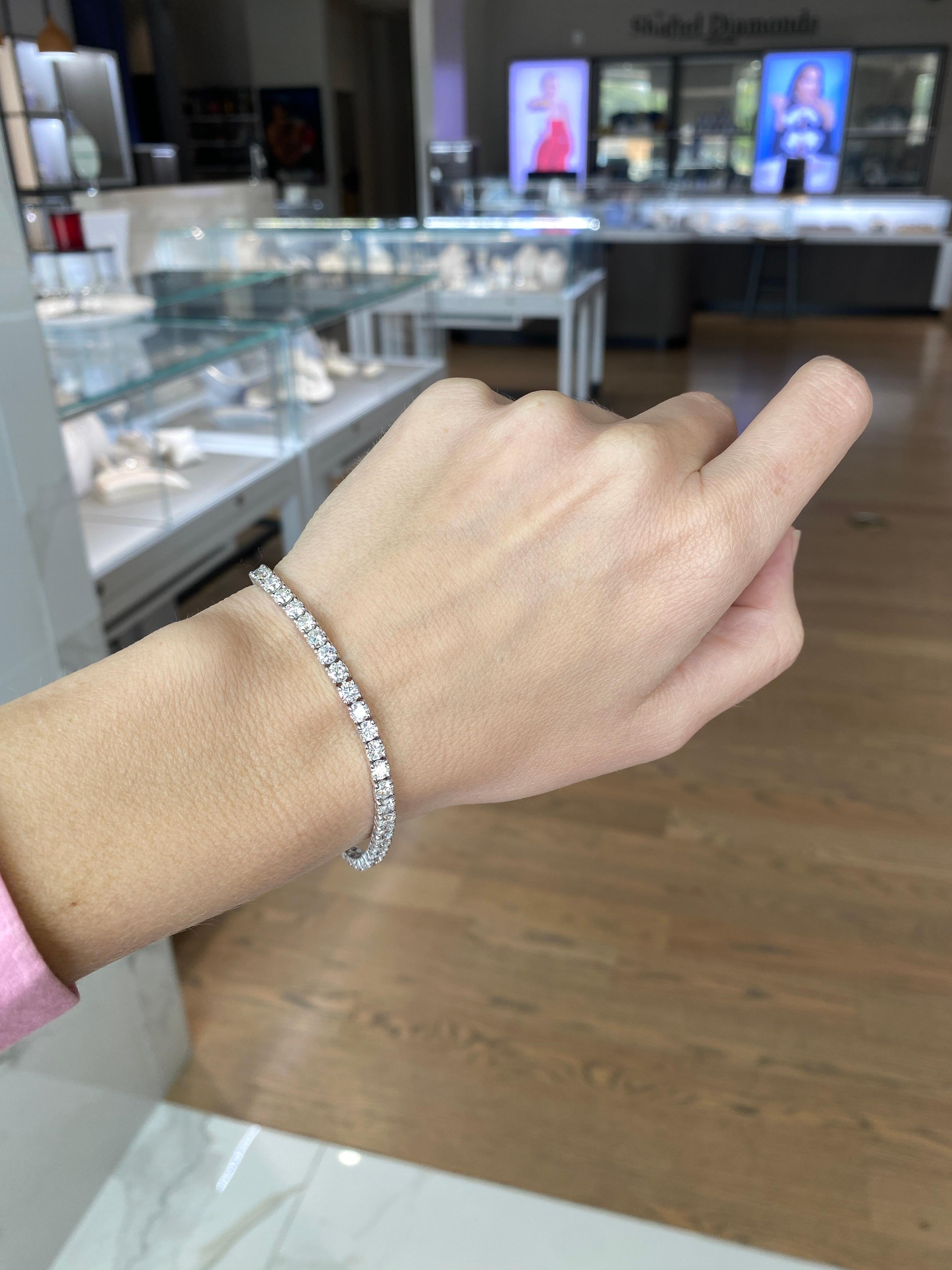 Taglio rotondo Bracciale tennis in oro bianco 14 carati con diamanti rotondi da 3,03 carati di peso totale in vendita