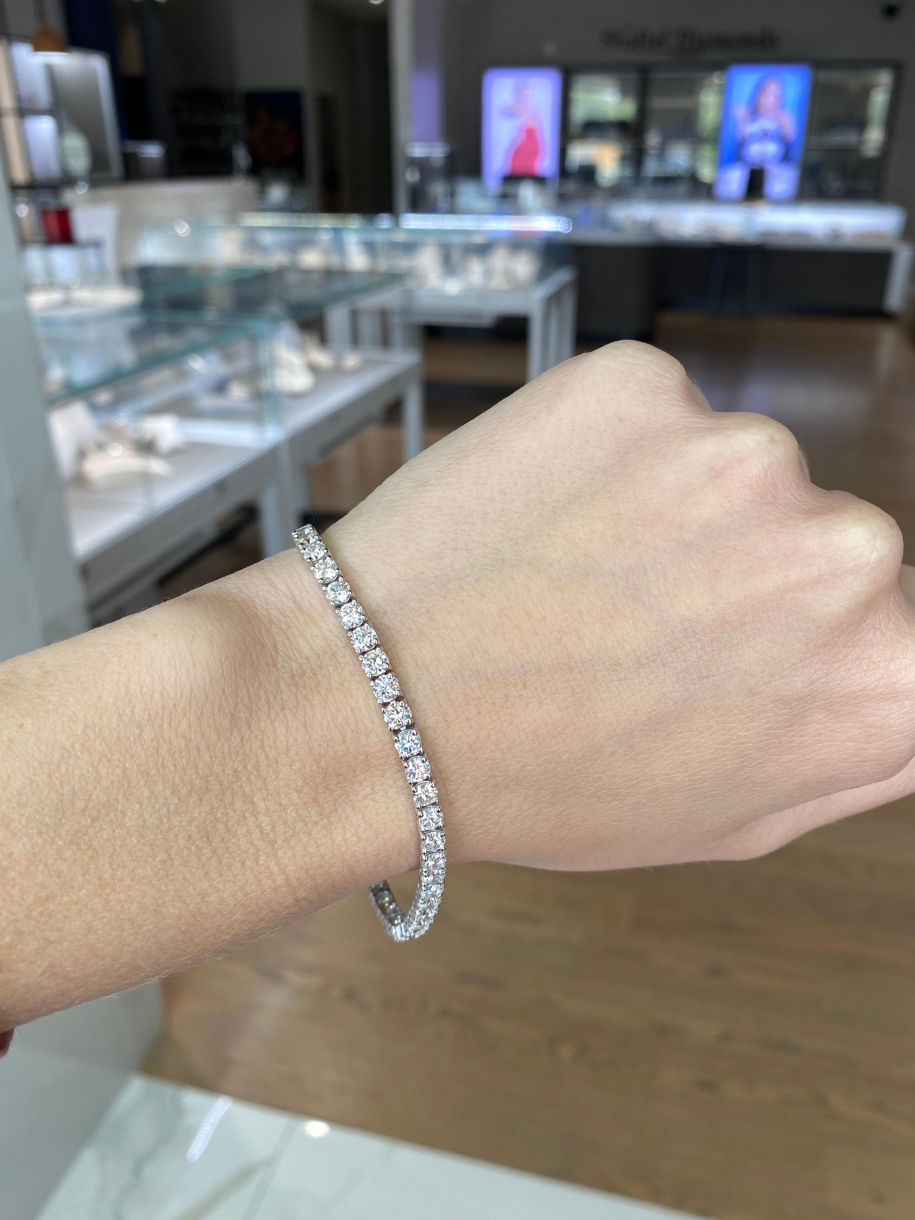 Bracciale tennis in oro bianco 14 carati con diamanti rotondi da 3,03 carati di peso totale in vendita 2