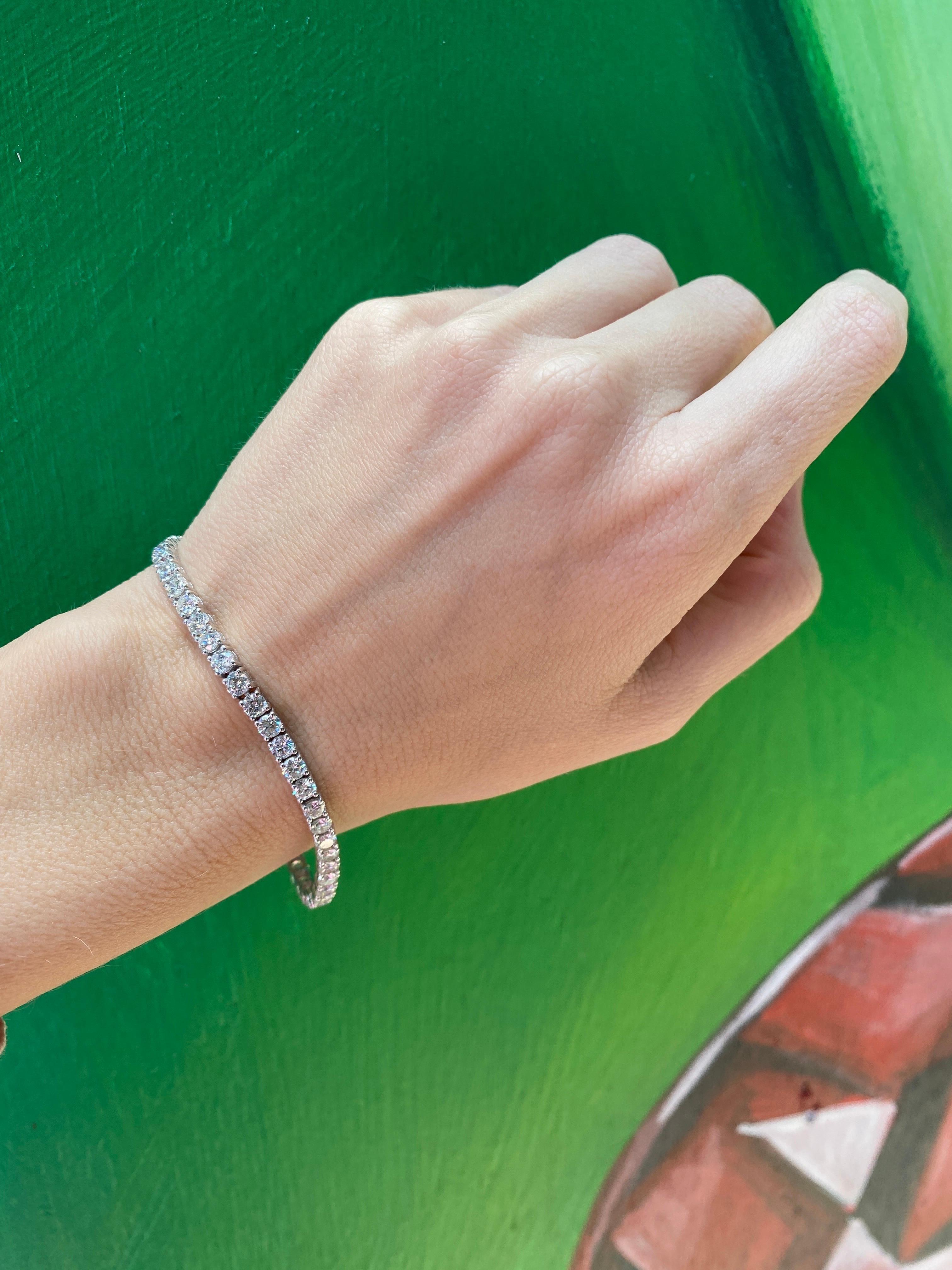 Bracciale tennis in oro bianco 14 carati con diamanti rotondi da 3,03 carati di peso totale in vendita 4
