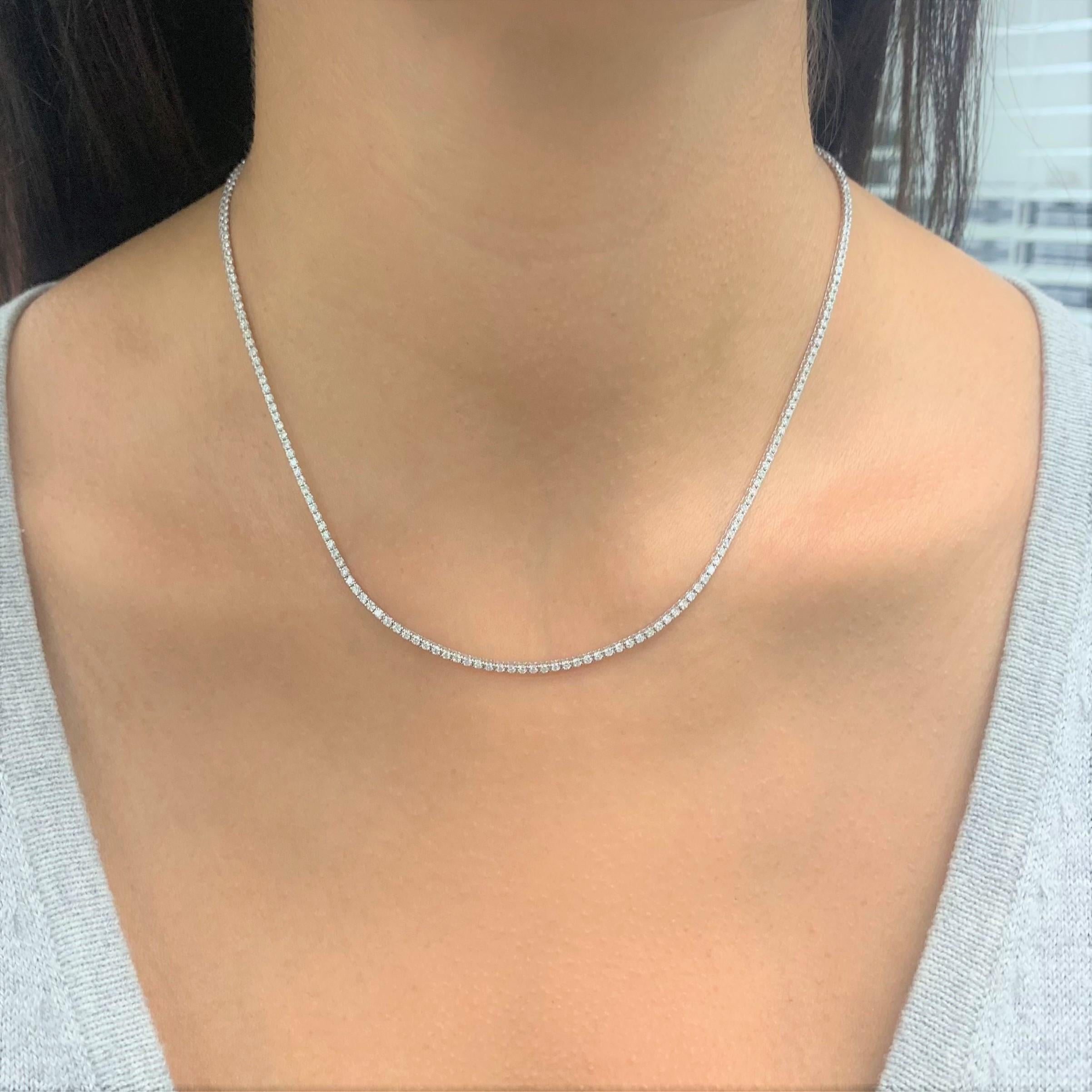 Ce collier en diamant classique, élégant et magnifique rendra votre look si glamour ! Réalisé en or 14 carats, ce collier est orné de 213 diamants blancs ronds naturels pesant environ 3,12 carats. Le collier mesure 17 pouces et se ferme avec un