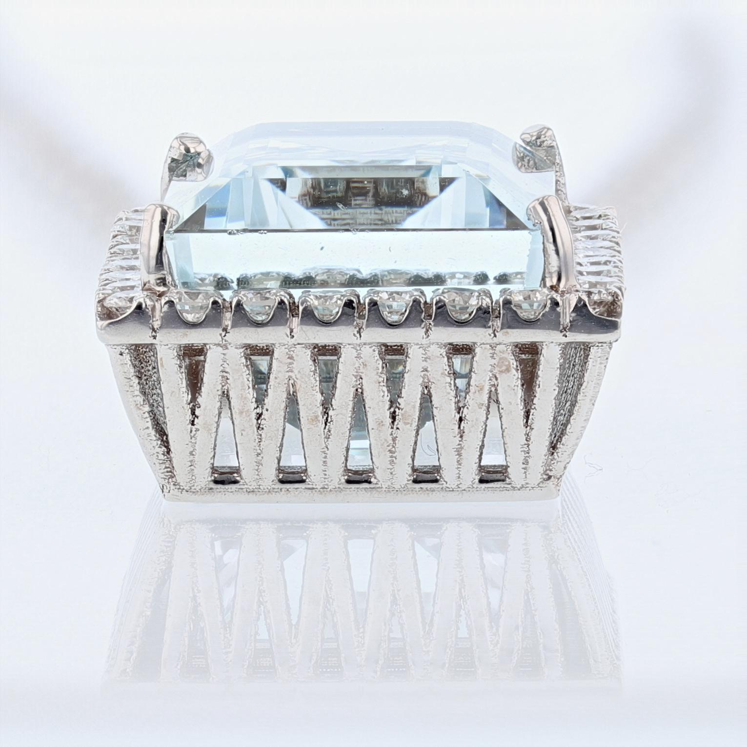 14 Karat White Gold 31.51 Carat Aquamarine and Diamond Pendant Necklace In New Condition In Houston, TX