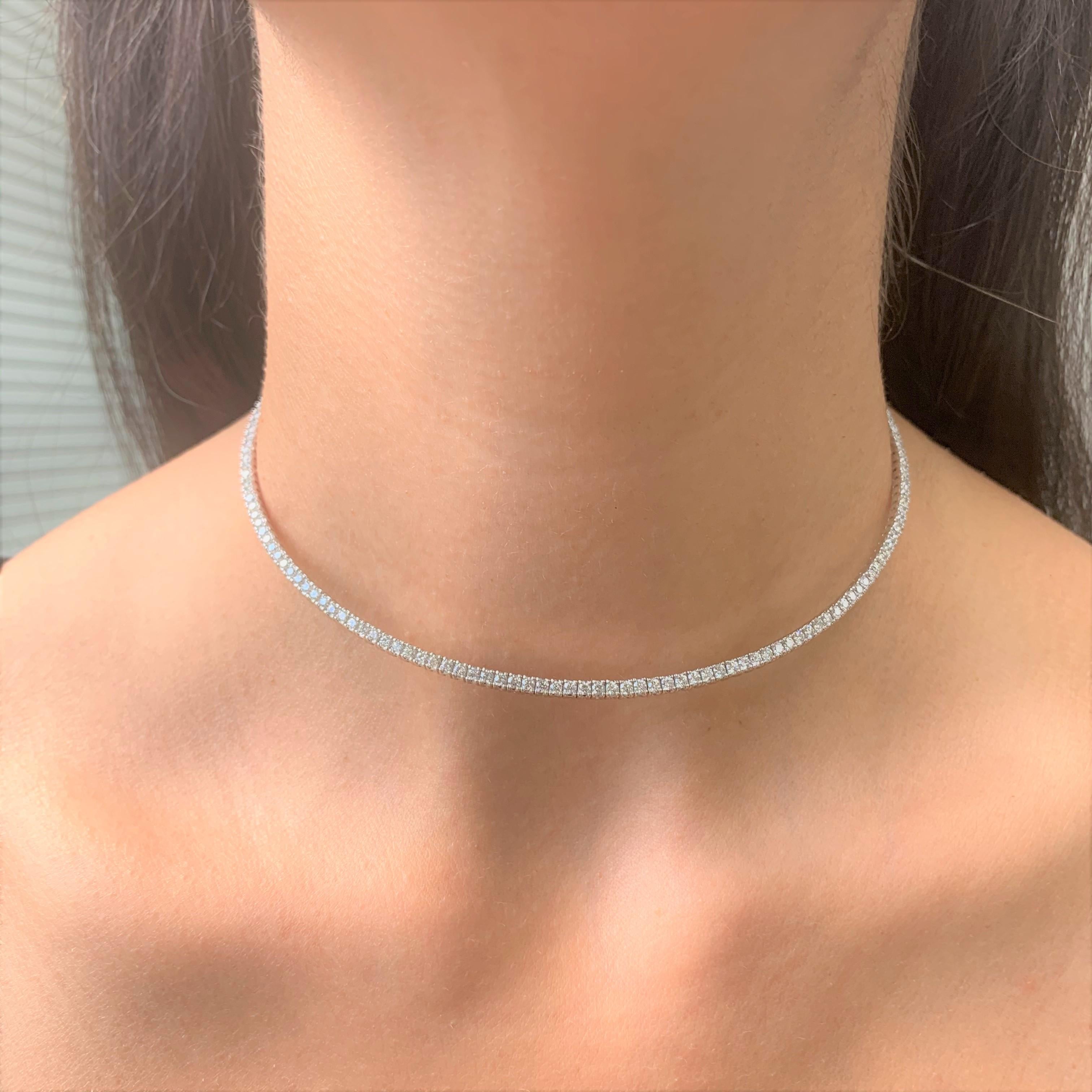 Il s'agit d'un magnifique collier ras-de-cou en diamants, réglable pour plus de confort. Fabriqué en or blanc 14K, il comporte 136 diamants ronds naturels pesant 3,56 carats. Longueur : 100 mm. Fermeture à griffes
-Or blanc 14 carats
-136 diamants