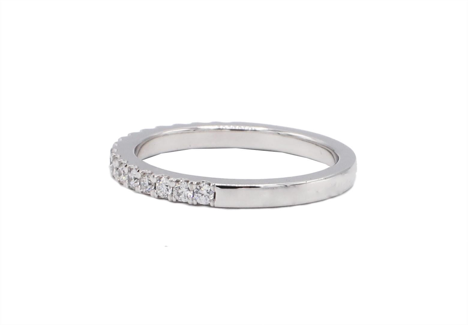 Moderne 14 Karat White Gold .40 Carat Half Natural Diamond Wedding Band Ring (anneau de mariage en or blanc 14 carats) en vente