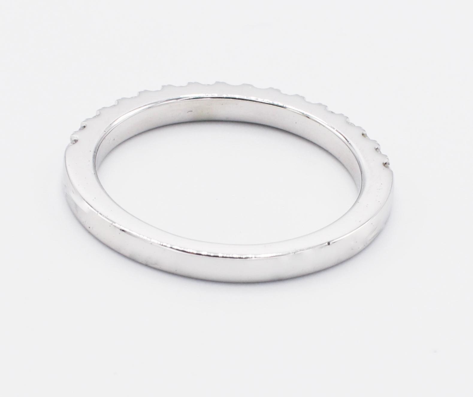 Taille ronde 14 Karat White Gold .40 Carat Half Natural Diamond Wedding Band Ring (anneau de mariage en or blanc 14 carats) en vente
