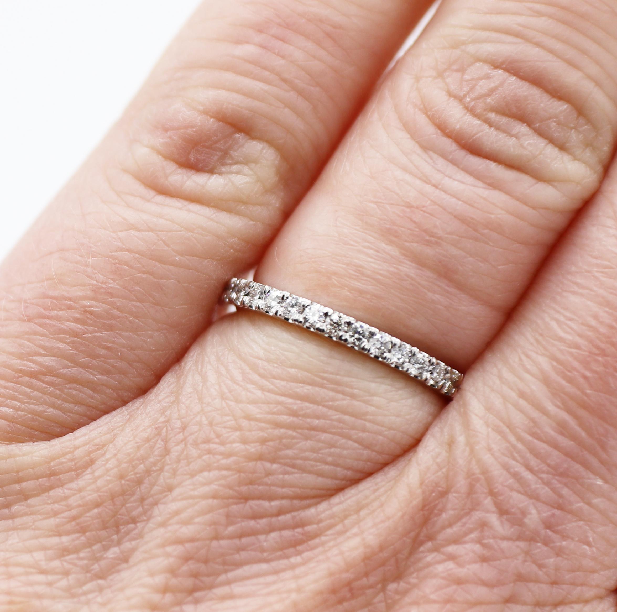 14 Karat White Gold .40 Carat Half Natural Diamond Wedding Band Ring (anneau de mariage en or blanc 14 carats) Unisexe en vente